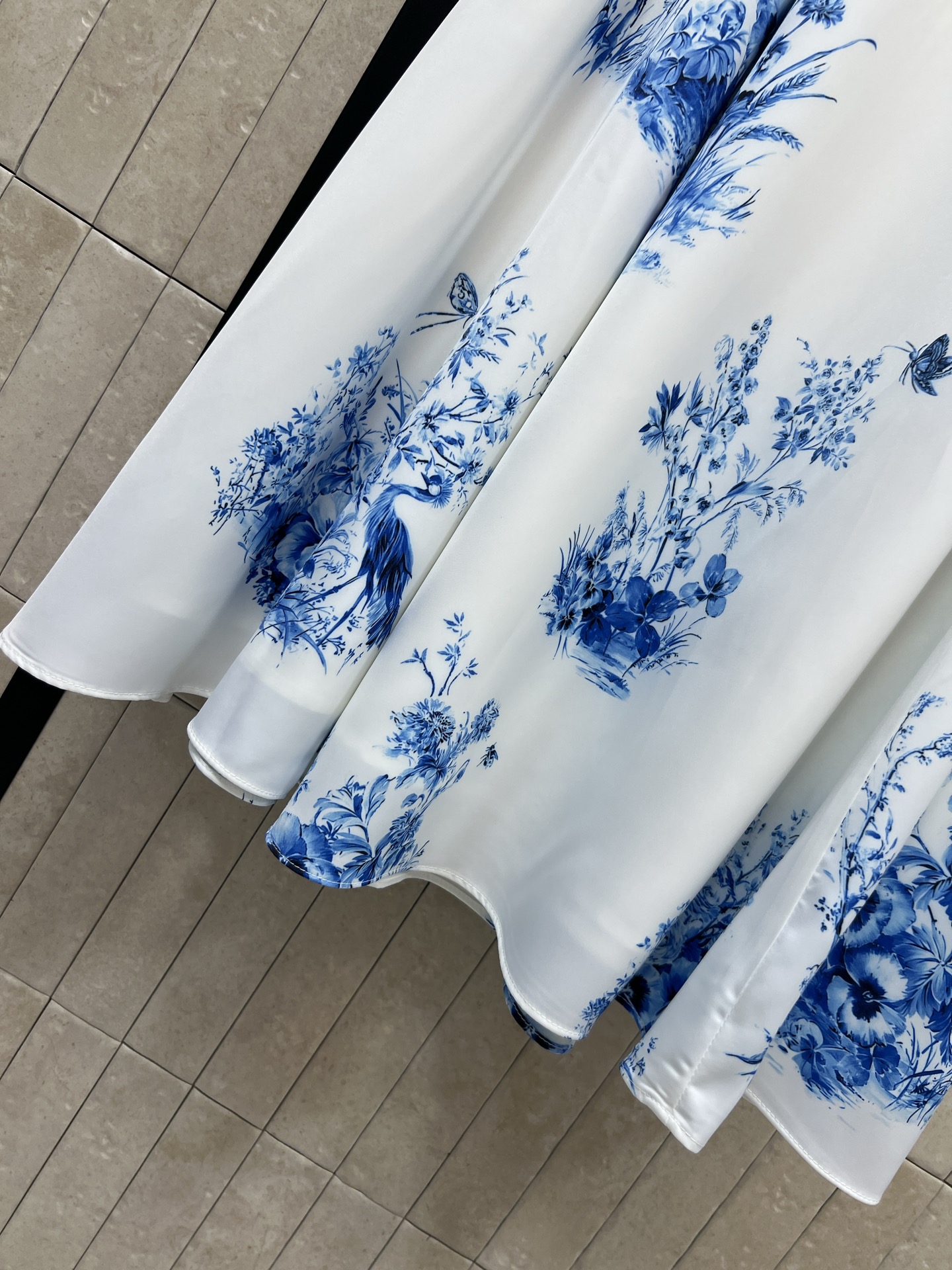 D家 26春夏新款 印花半身长裙 轻盈柔滑垂坠感满分 蓝白花鸟图案超有国风韵味 高腰A字版型藏肉显瘦 走