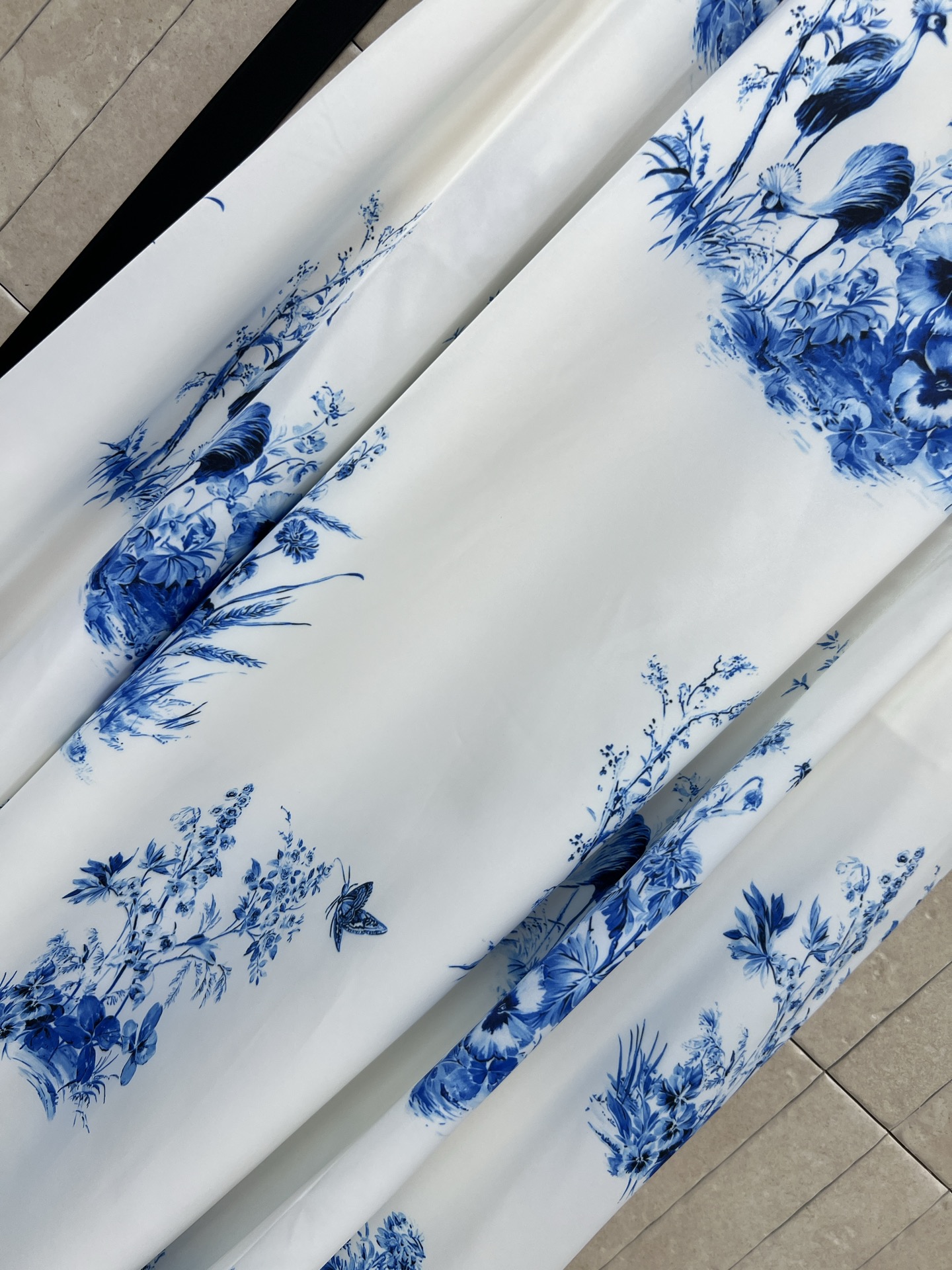 D家 26春夏新款 印花半身长裙 轻盈柔滑垂坠感满分 蓝白花鸟图案超有国风韵味 高腰A字版型藏肉显瘦 走