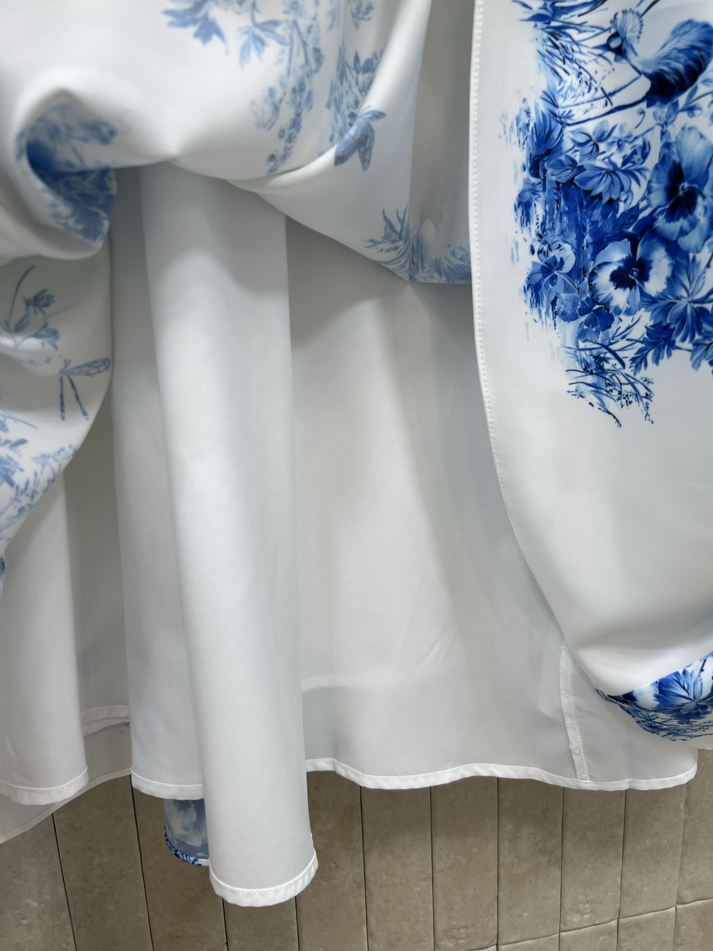 D家 26春夏新款 印花半身长裙 轻盈柔滑垂坠感满分 蓝白花鸟图案超有国风韵味 高腰A字版型藏肉显瘦 走