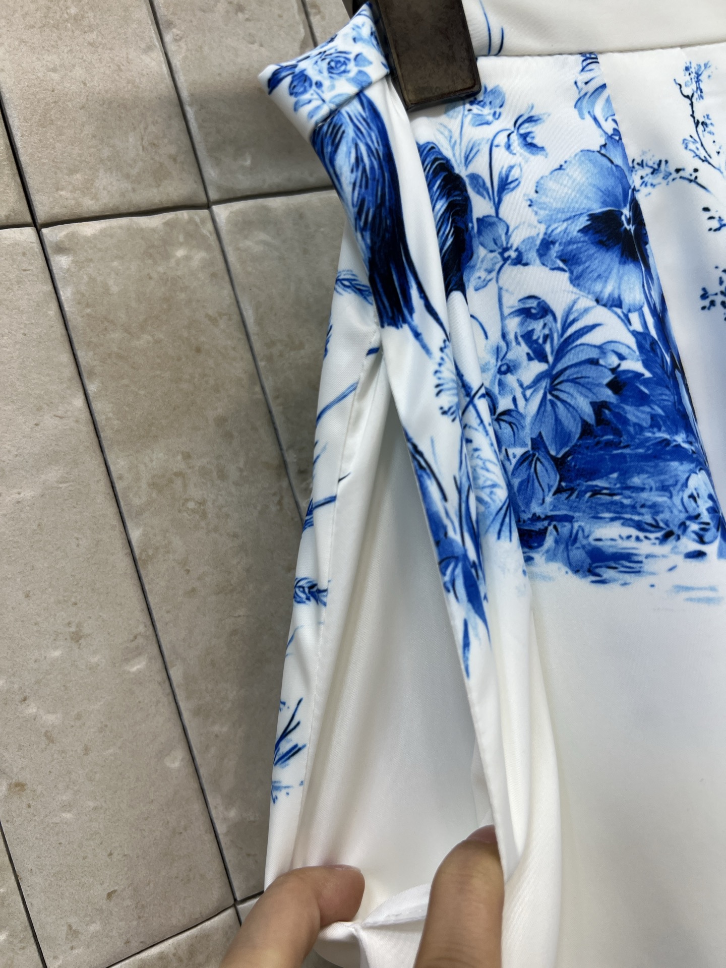 D家 26春夏新款 印花半身长裙 轻盈柔滑垂坠感满分 蓝白花鸟图案超有国风韵味 高腰A字版型藏肉显瘦 走