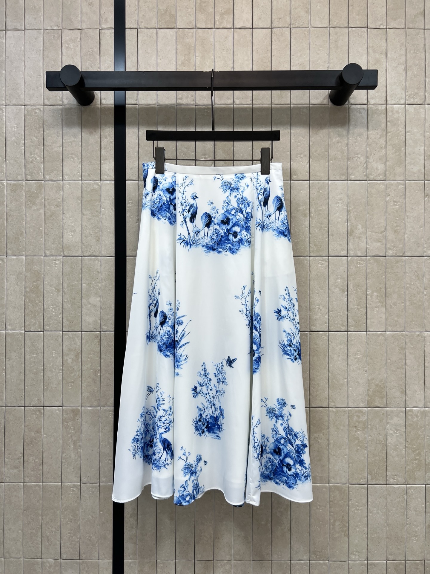 D家 26春夏新款 印花半身长裙 轻盈柔滑垂坠感满分 蓝白花鸟图案超有国风韵味 高腰A字版型藏肉显瘦 走