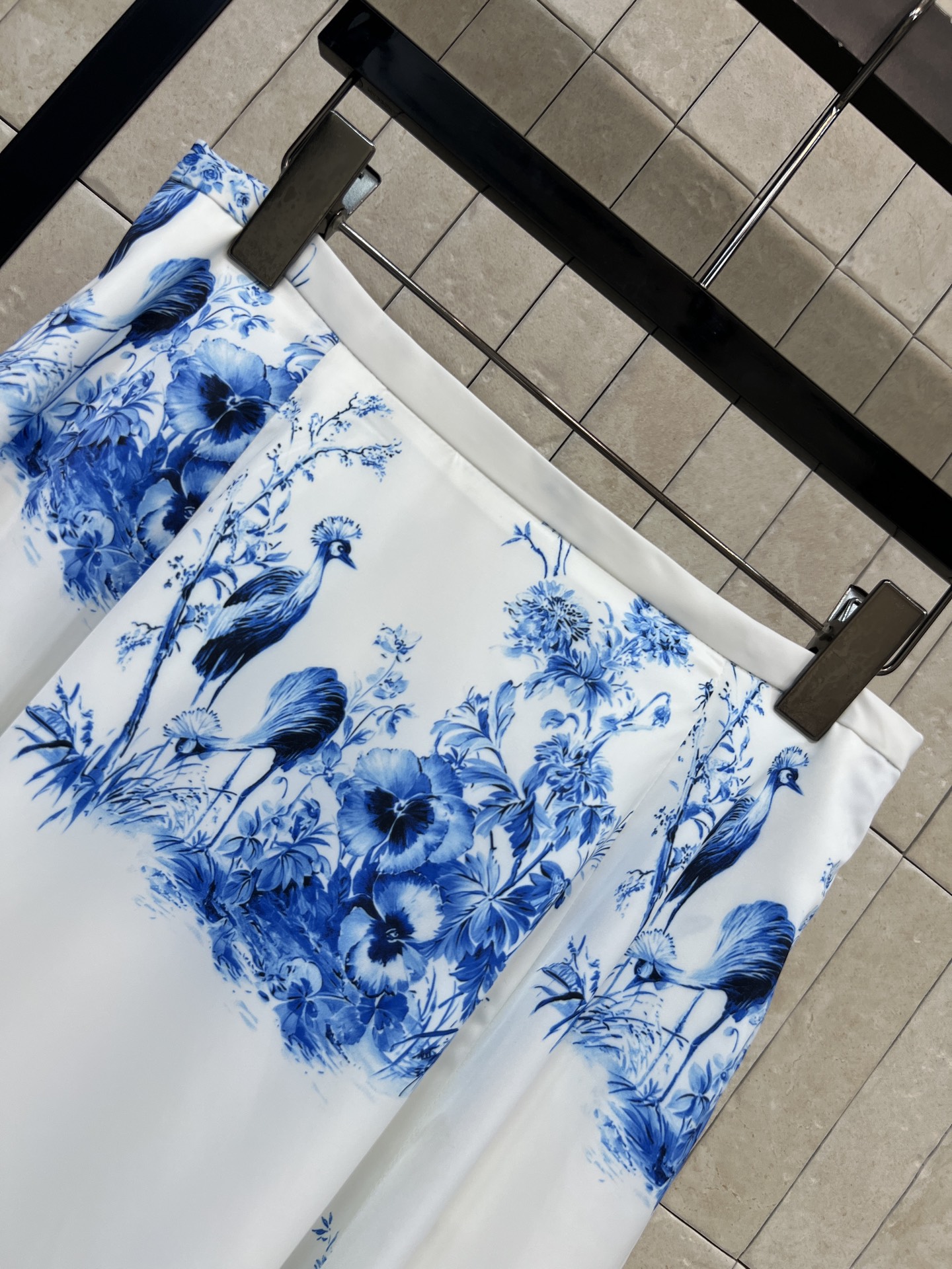 D家 26春夏新款 印花半身长裙 轻盈柔滑垂坠感满分 蓝白花鸟图案超有国风韵味 高腰A字版型藏肉显瘦 走