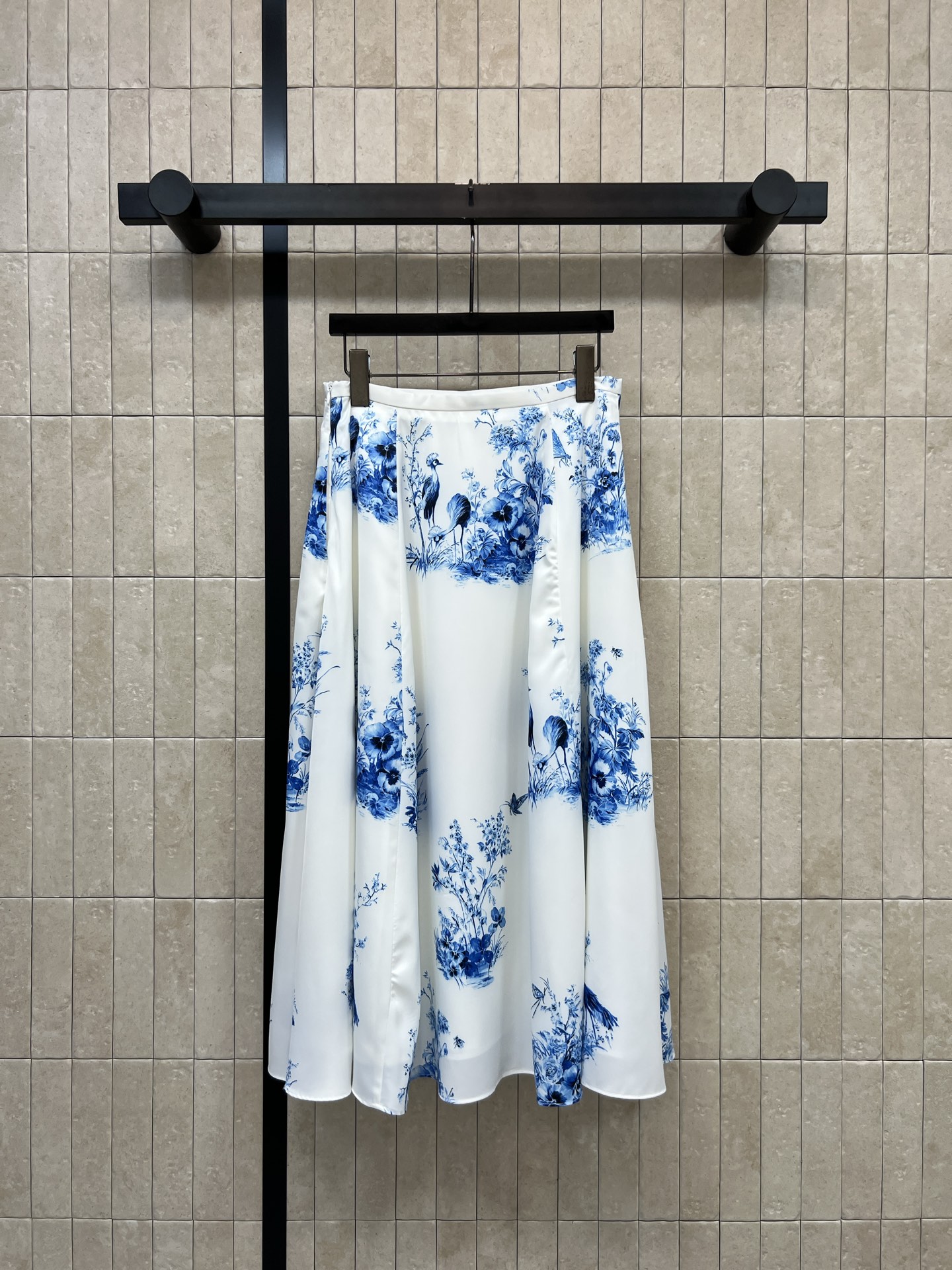 D家 26春夏新款 印花半身长裙 轻盈柔滑垂坠感满分 蓝白花鸟图案超有国风韵味 高腰A字版型藏肉显瘦 走