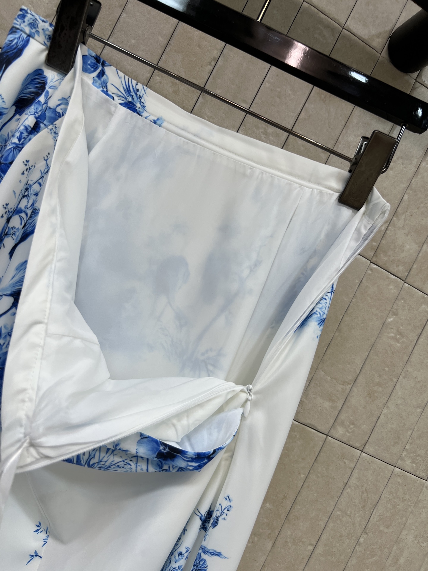 D家 26春夏新款 印花半身长裙 轻盈柔滑垂坠感满分 蓝白花鸟图案超有国风韵味 高腰A字版型藏肉显瘦 走