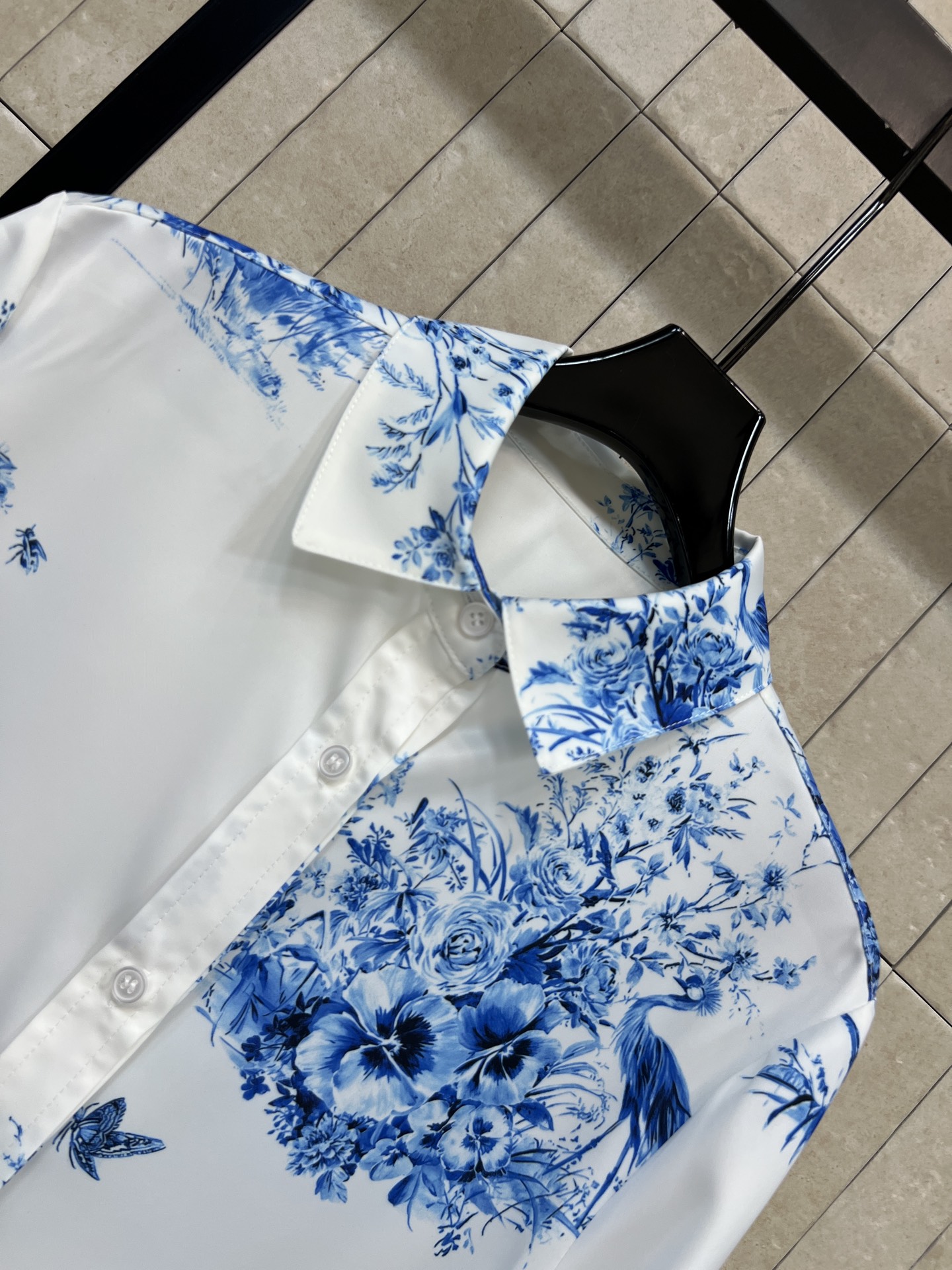 D家 26春夏新款 印花翻领衬衫 面料触感柔滑垂坠感十足 白底蓝印花 典雅东方韵味满满 标准翻领+宽松直