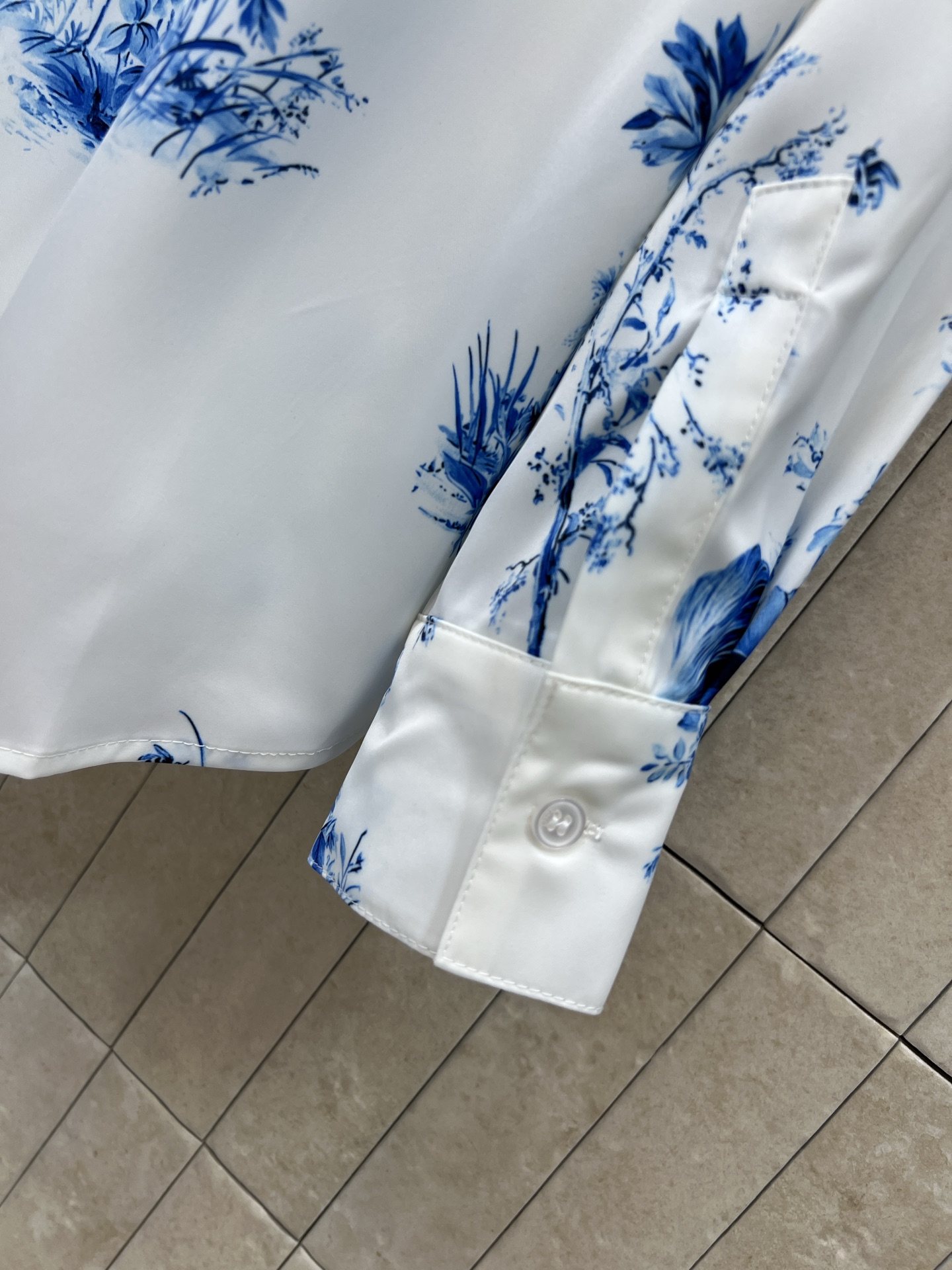 D家 26春夏新款 印花翻领衬衫 面料触感柔滑垂坠感十足 白底蓝印花 典雅东方韵味满满 标准翻领+宽松直