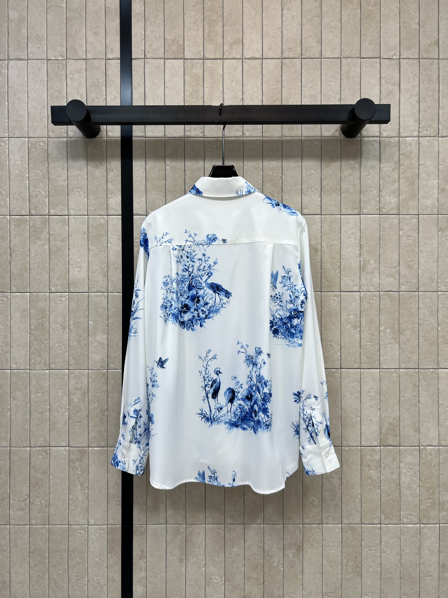 D家 26春夏新款 印花翻领衬衫 面料触感柔滑垂坠感十足 白底蓝印花 典雅东方韵味满满 标准翻领+宽松直
