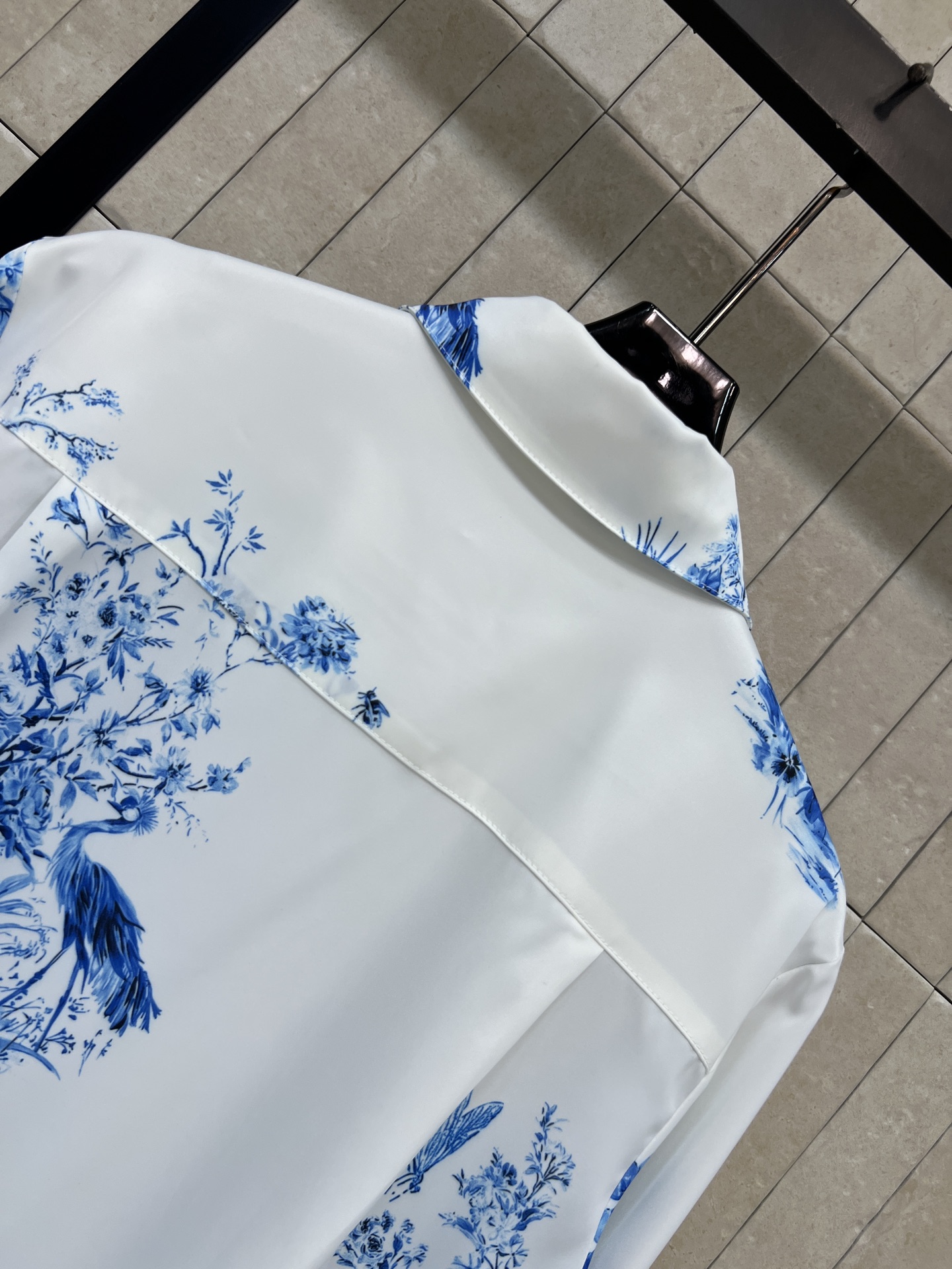 D家 26春夏新款 印花翻领衬衫 面料触感柔滑垂坠感十足 白底蓝印花 典雅东方韵味满满 标准翻领+宽松直