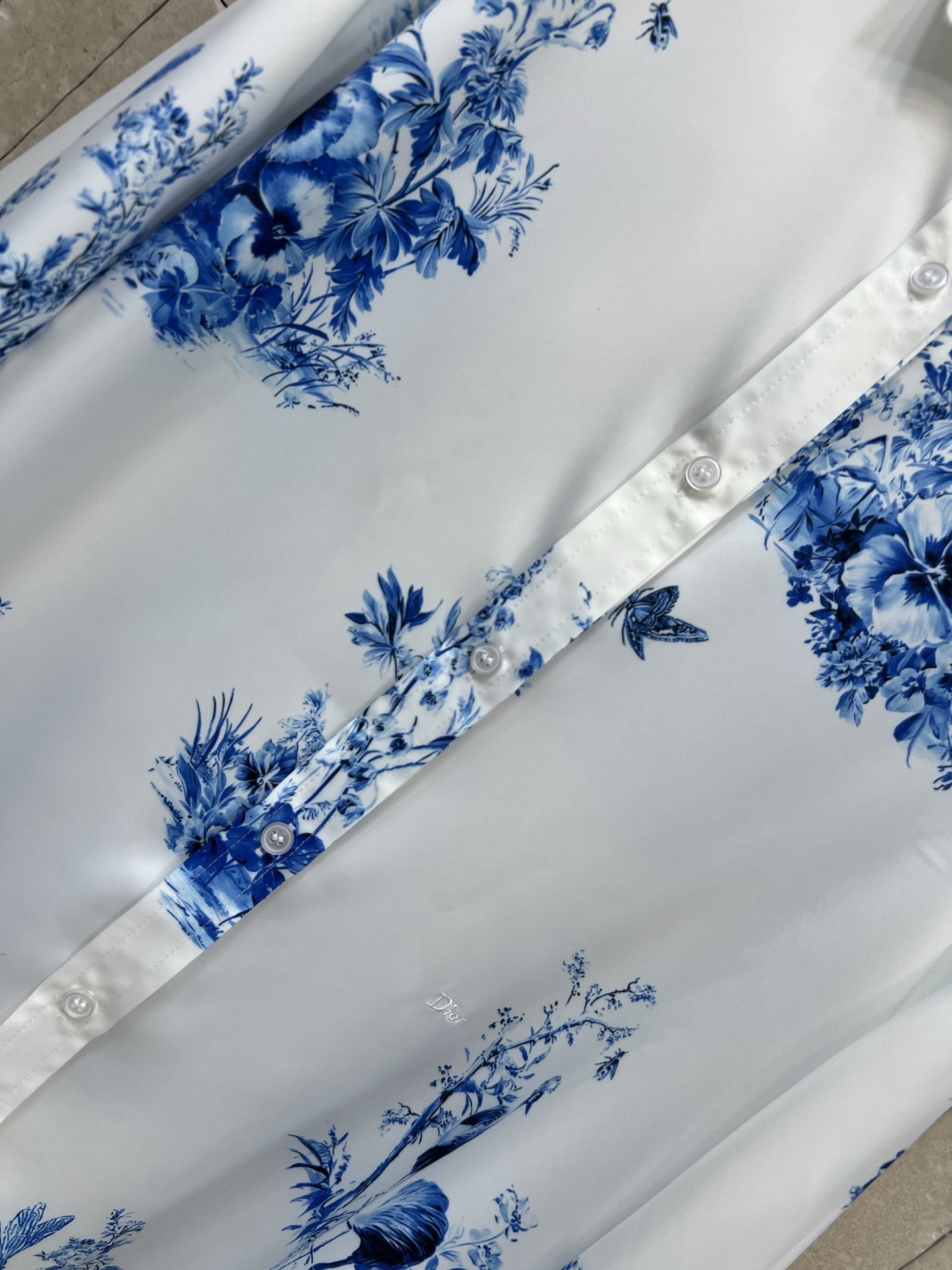 D家 26春夏新款 印花翻领衬衫 面料触感柔滑垂坠感十足 白底蓝印花 典雅东方韵味满满 标准翻领+宽松直