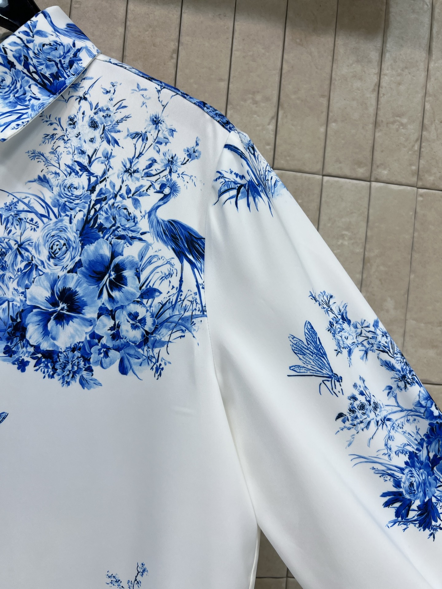 D家 26春夏新款 印花翻领衬衫 面料触感柔滑垂坠感十足 白底蓝印花 典雅东方韵味满满 标准翻领+宽松直