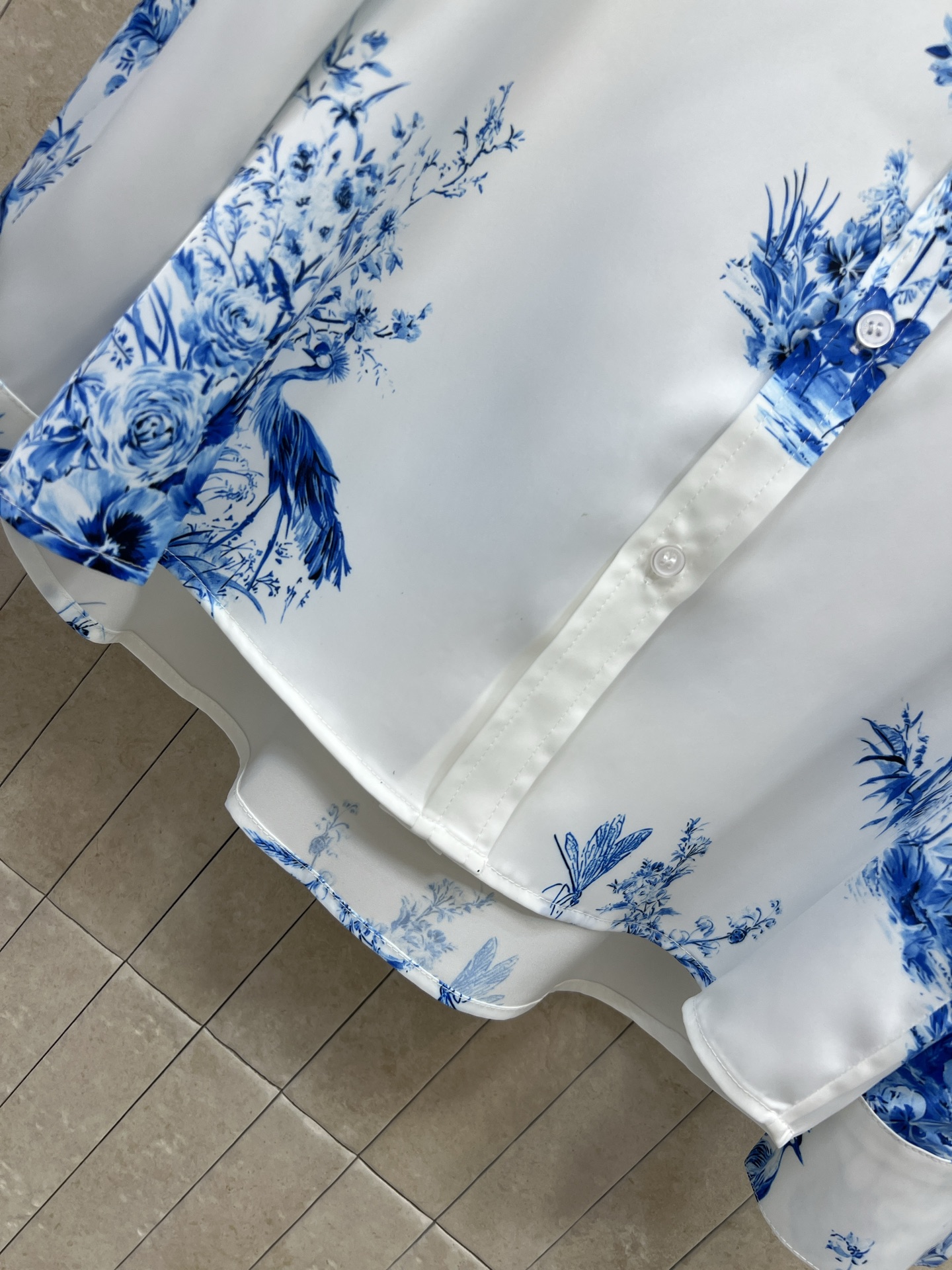 D家 26春夏新款 印花翻领衬衫 面料触感柔滑垂坠感十足 白底蓝印花 典雅东方韵味满满 标准翻领+宽松直