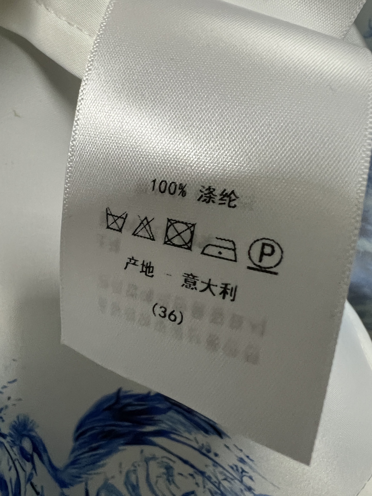 D家 26春夏新款 印花翻领衬衫 面料触感柔滑垂坠感十足 白底蓝印花 典雅东方韵味满满 标准翻领+宽松直