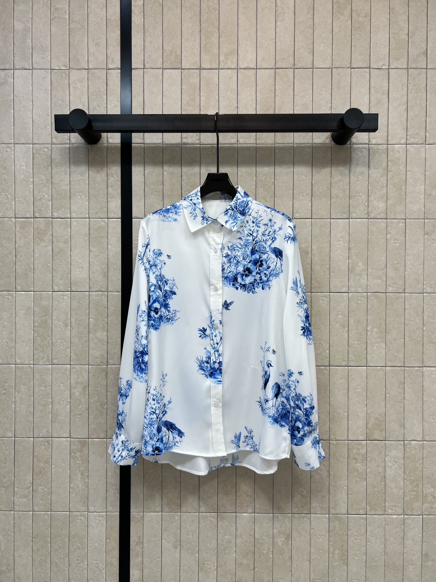 D家 26春夏新款 印花翻领衬衫 面料触感柔滑垂坠感十足 白底蓝印花 典雅东方韵味满满 标准翻领+宽松直