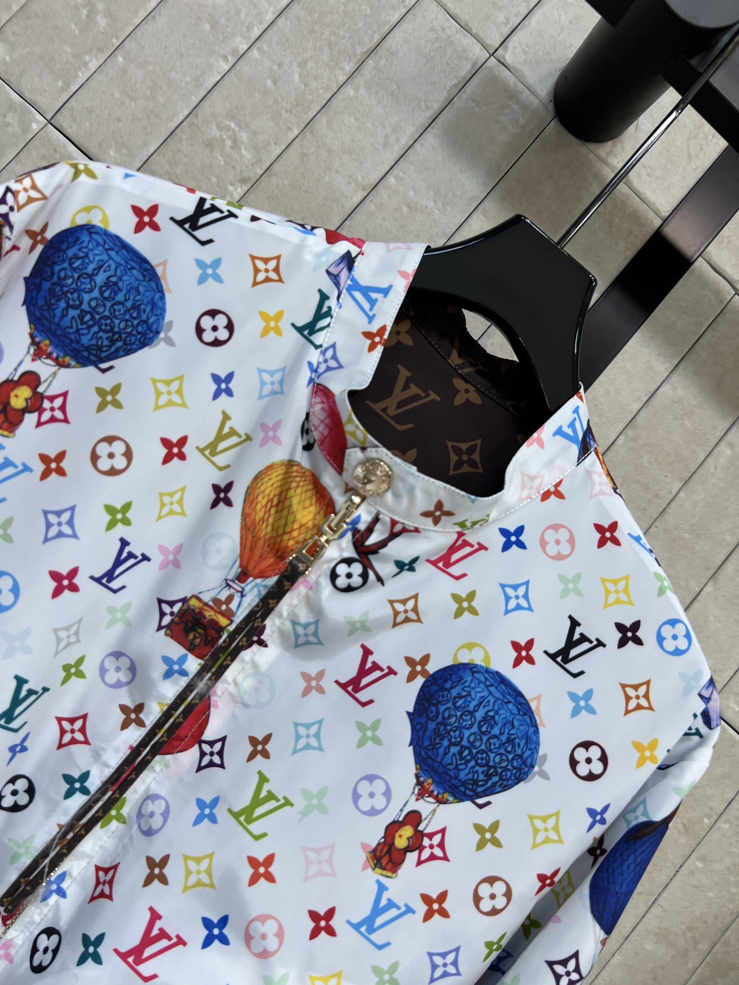 L家 26春夏新款 老花短款夹克 面料挺括有型 质感完全在线 满印logo和彩色热气球 活力又奢华 穿着