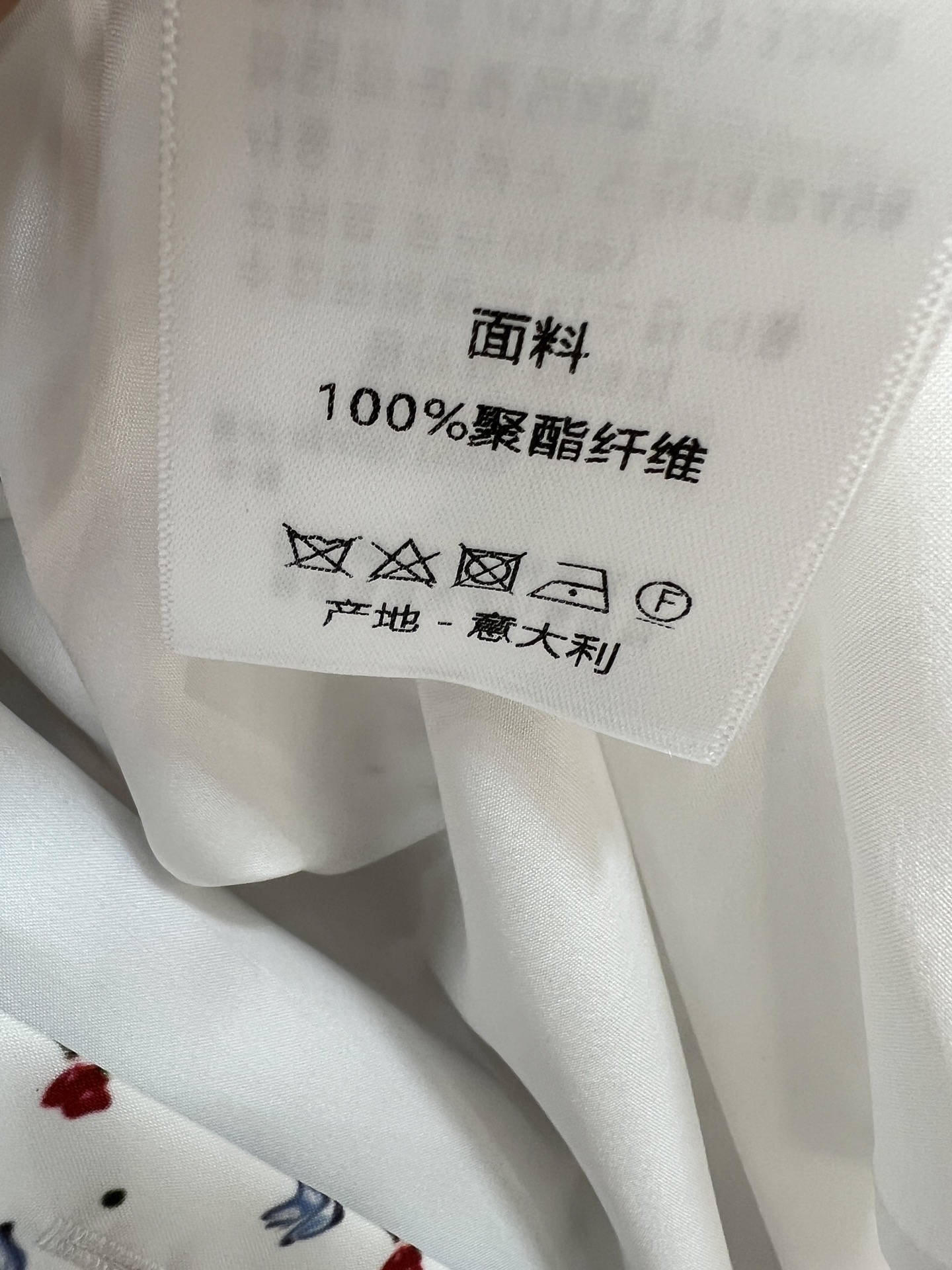 D家 26春夏新款 碎花衬衫连衣裙 轻薄透气面料 短袖+翻领设计 干练又优雅 碎花图案超有活力腰部同款腰