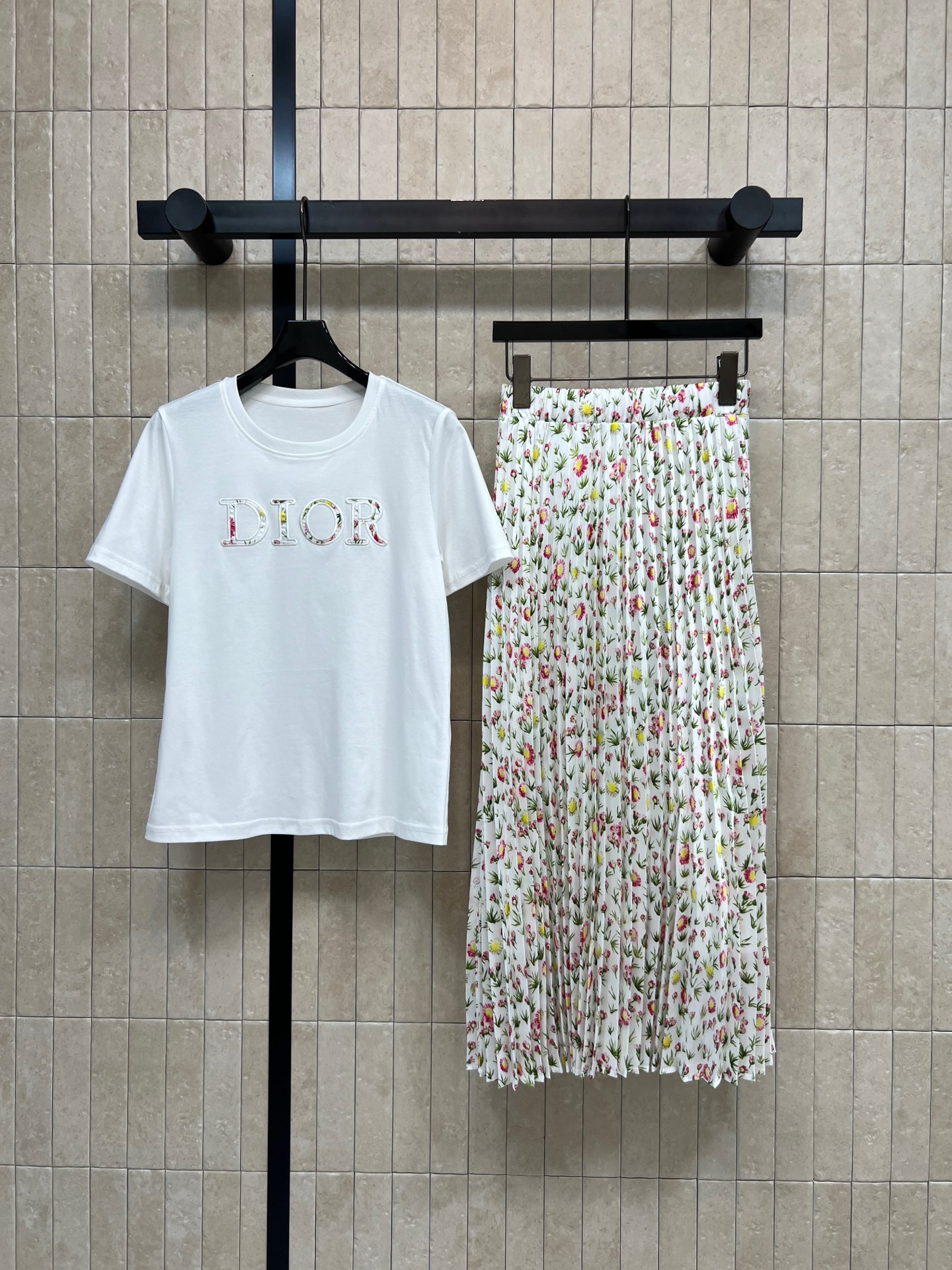 D家 26春夏新款 印花短袖套装 字母白T+碎花半裙 亲肤棉感面料 柔软透气 半裙细腻压褶 垂坠感拉满 