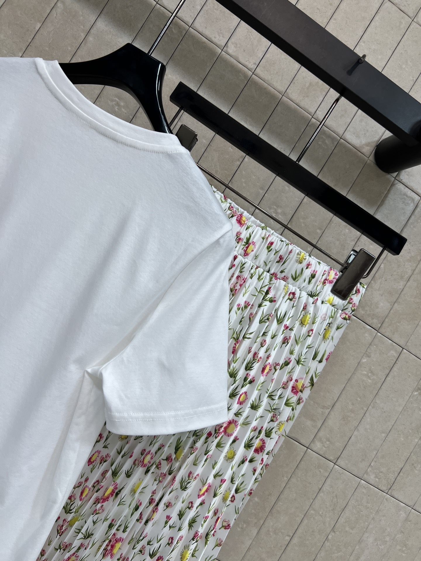D家 26春夏新款 印花短袖套装 字母白T+碎花半裙 亲肤棉感面料 柔软透气 半裙细腻压褶 垂坠感拉满 