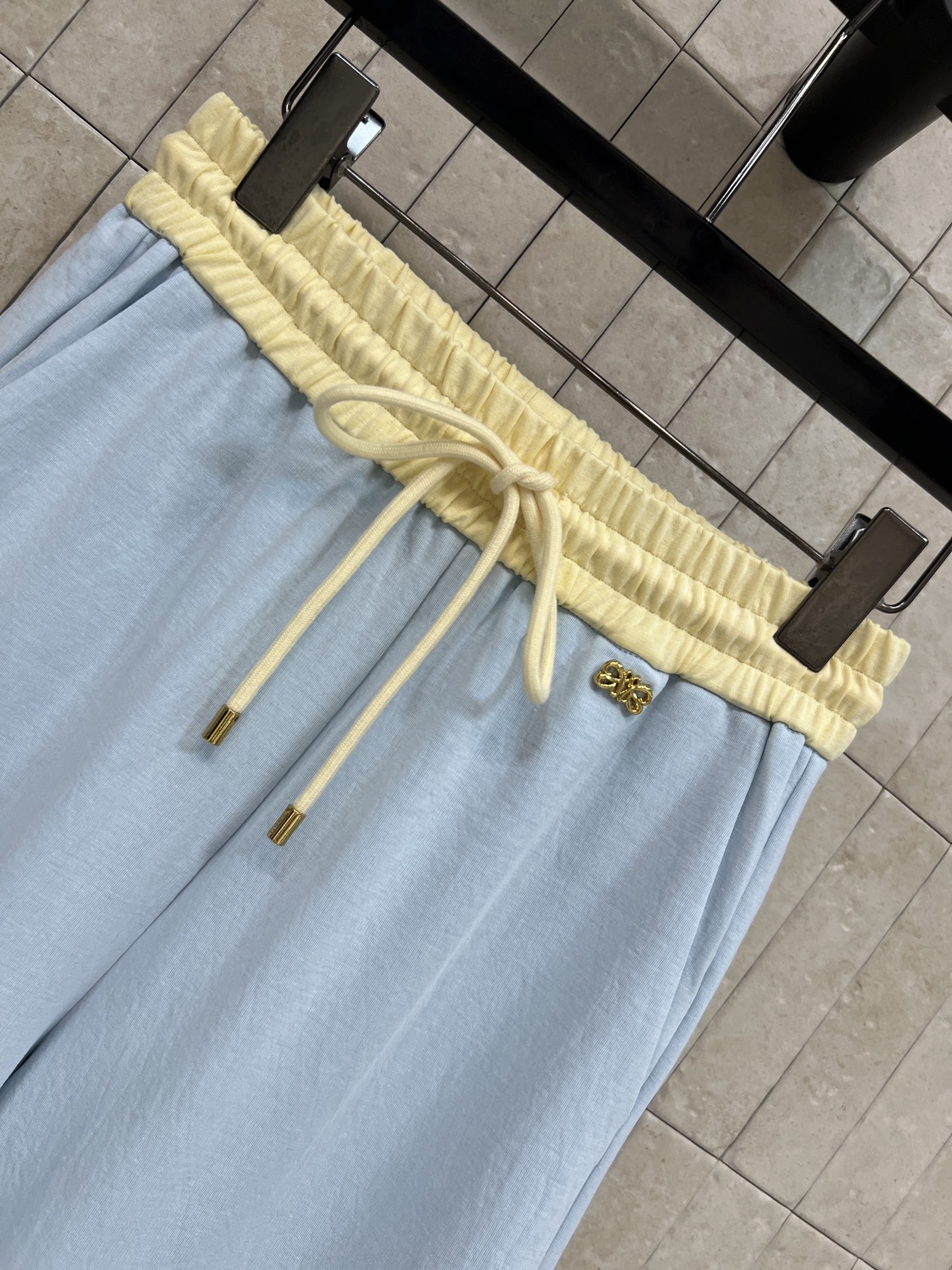 LW家 26春夏新款 撞色抽绳阔腿裤 采用柔软亲肤面料 垂感超赞 松紧腰+抽绳设计 舒适又实用 撞色腰头