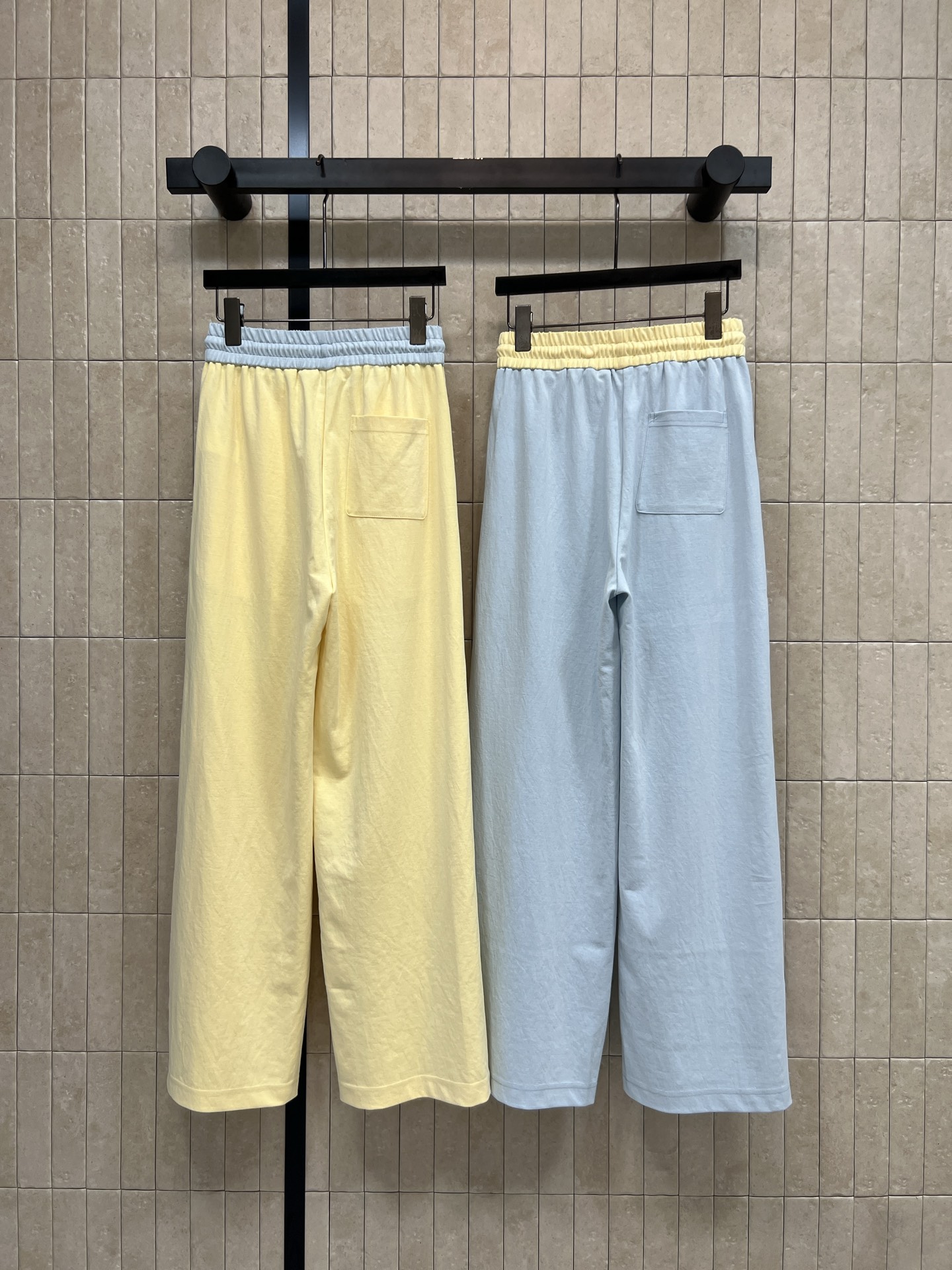 LW家 26春夏新款 撞色抽绳阔腿裤 采用柔软亲肤面料 垂感超赞 松紧腰+抽绳设计 舒适又实用 撞色腰头