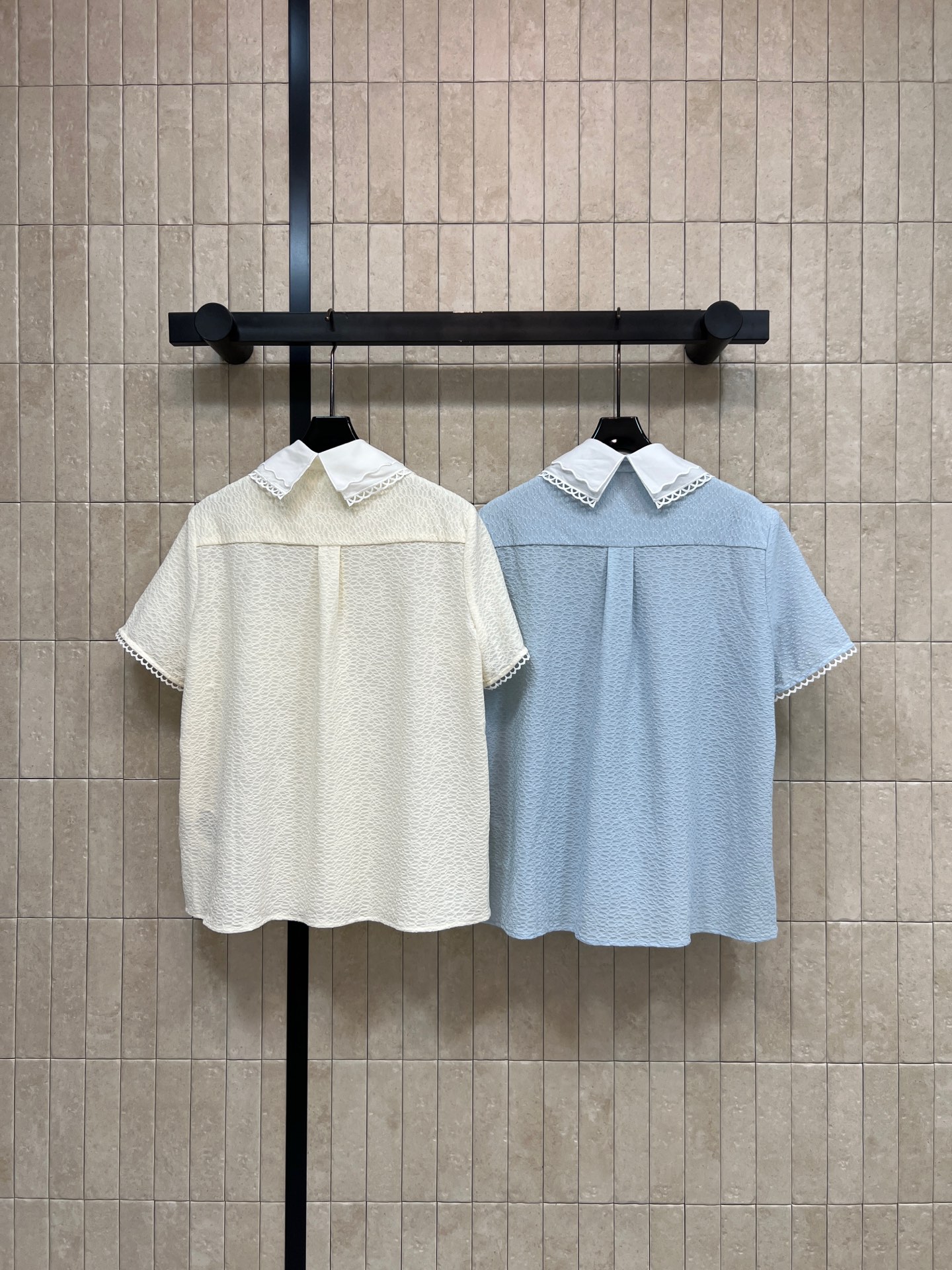 MIU家 26春夏新款 娃娃领衬衫上衣 立体泡泡肌理面料 自带空气感 触感软糯亲肤 精致蕾丝花边+宽松微