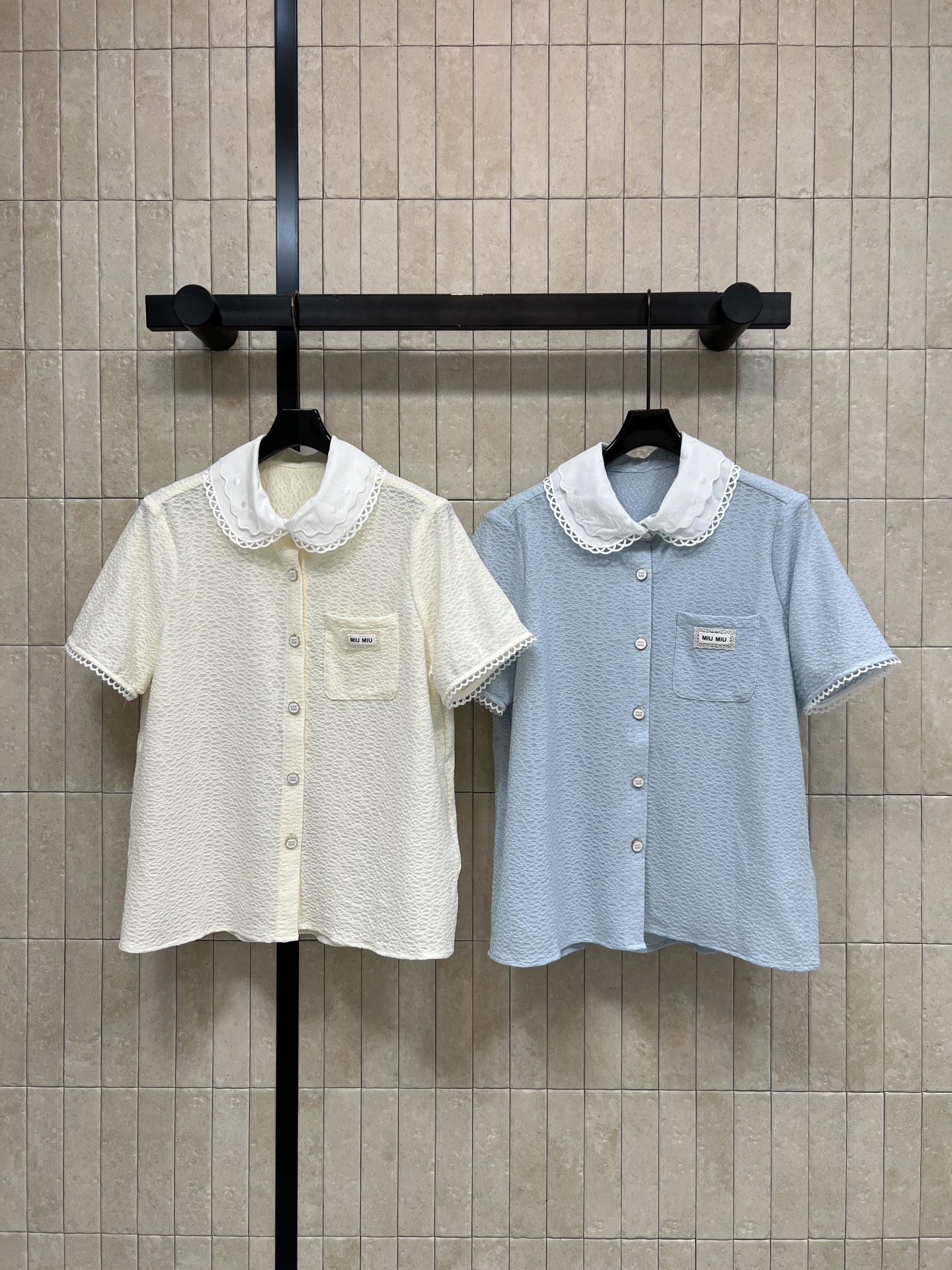 NO:808522,MIU's 26 spring and summer new style doll collar shirt top, three-dimensional bubble texture fabric with airy feel, soft and skin-friendly, exquisite lace + loose micro-A version, super friendly to all body types, can be easily matched with skirts, jeans, suit pants, commuting style, dating style, various styles, two colors and three codes, Size/S-M-L,,miumiu,skirts,jeans,shirts,business suit,19860909MIU家 26春夏新款 娃娃领衬衫上衣 立体泡泡肌理面料 自带空气感 触感软糯亲肤 精致蕾丝花边+宽松微A版型 对各种身材都超友好 搭配半裙 牛仔裤 西装裤都能轻松驾驭 通勤风 约会风多种造型 两色三码Size/S-M-L,,miumiu,skirts,jeans,shirts,business suit,,Women's clothing