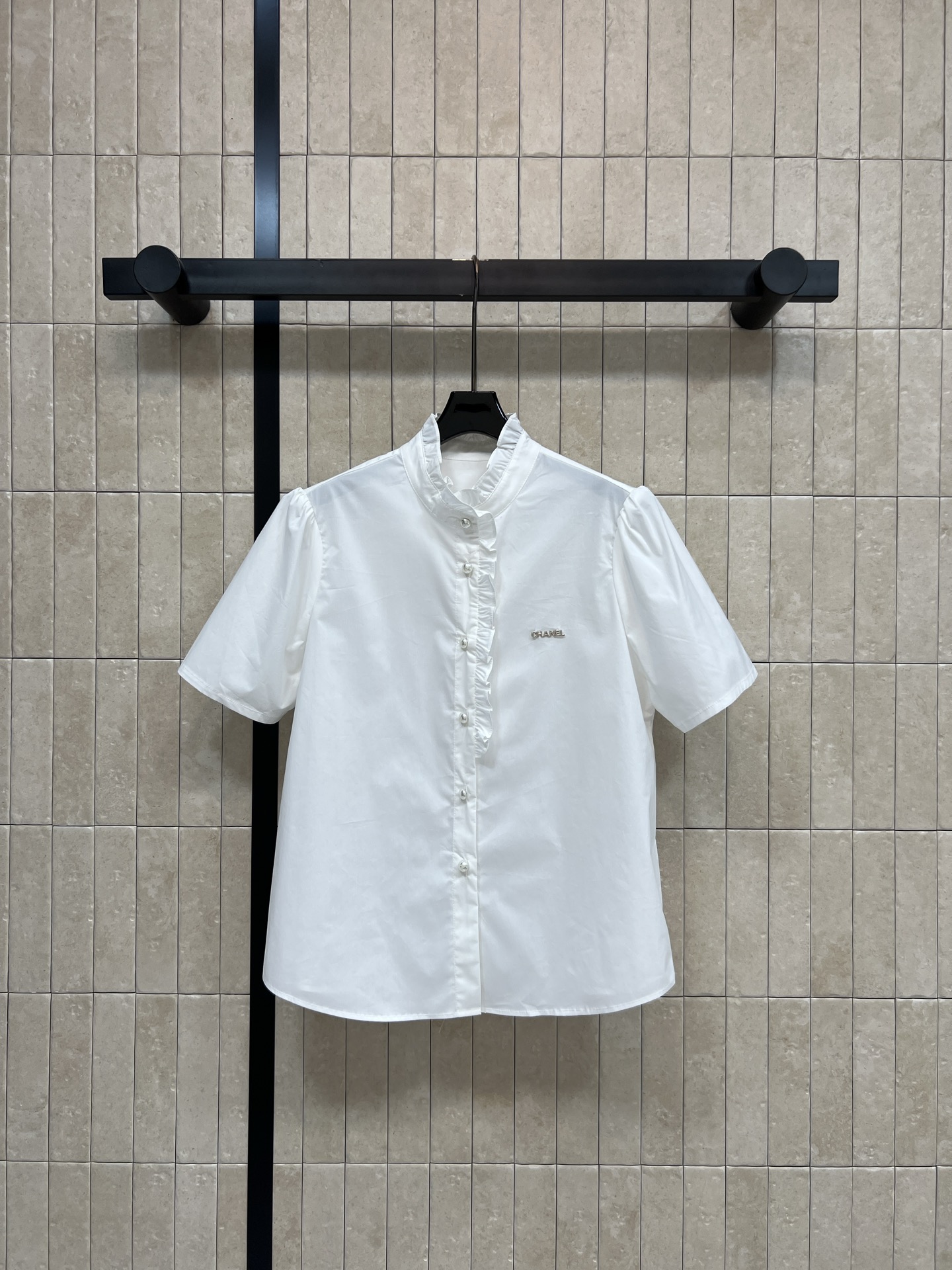C家 26春夏新款 立领短袖衬衫 采用轻薄棉质面料 立领+荷叶边设计 细节满分 胸前logo标志低调 短