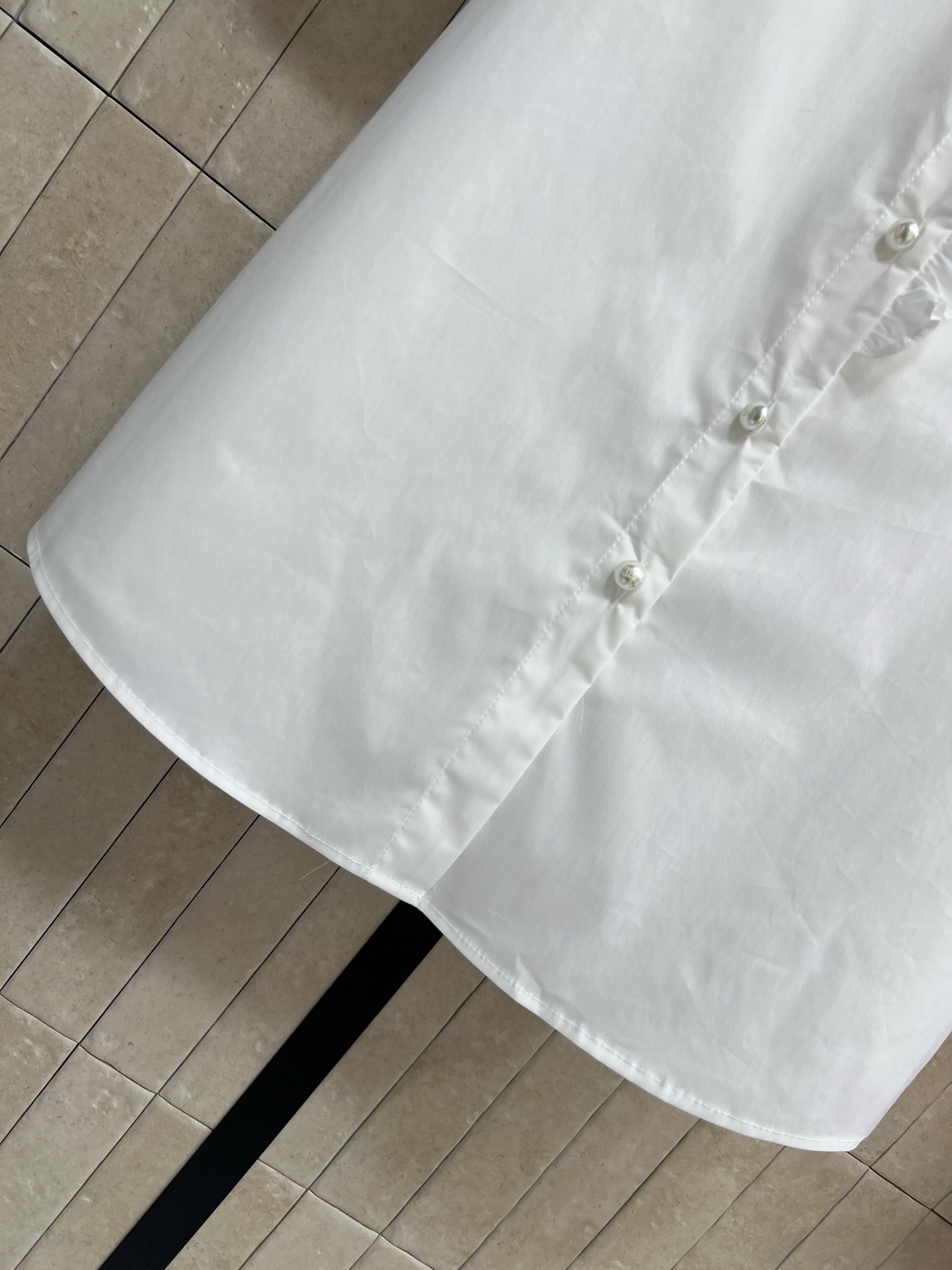 C家 26春夏新款 立领短袖衬衫 采用轻薄棉质面料 立领+荷叶边设计 细节满分 胸前logo标志低调 短