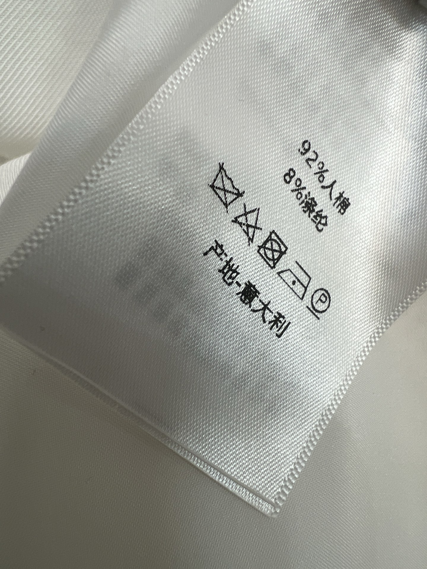 D家 26春夏新款 圆领短袖连衣裙 纯棉轻薄透气面料超 胸前Logo刺绣简约单调 裙摆层叠荷叶边设计 短