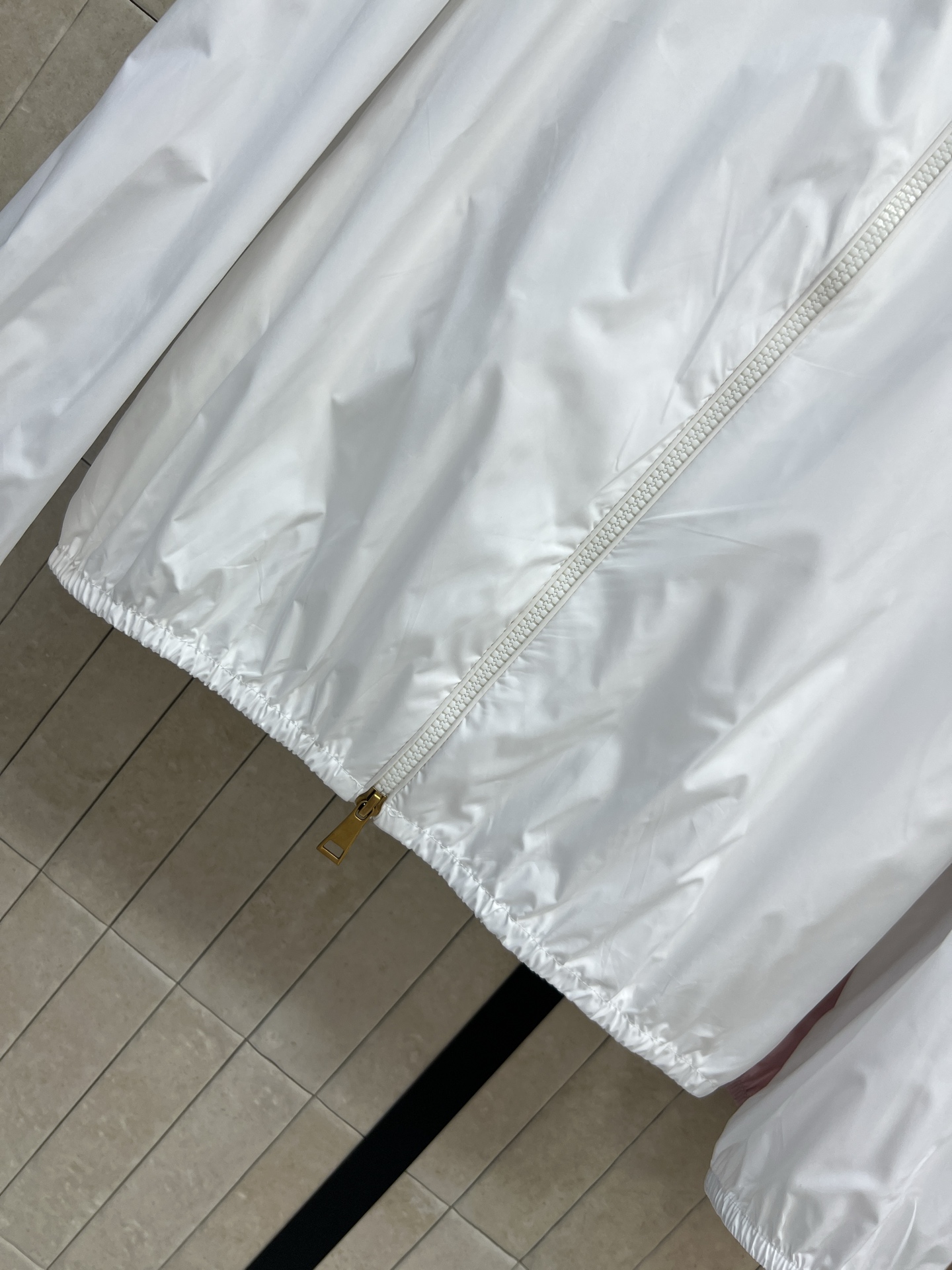 MO家 26春夏新款 连帽防晒外套 轻薄透气面料 连帽拉链设计 袖口和下摆抽绳可调节 实用又时髦 左臂简