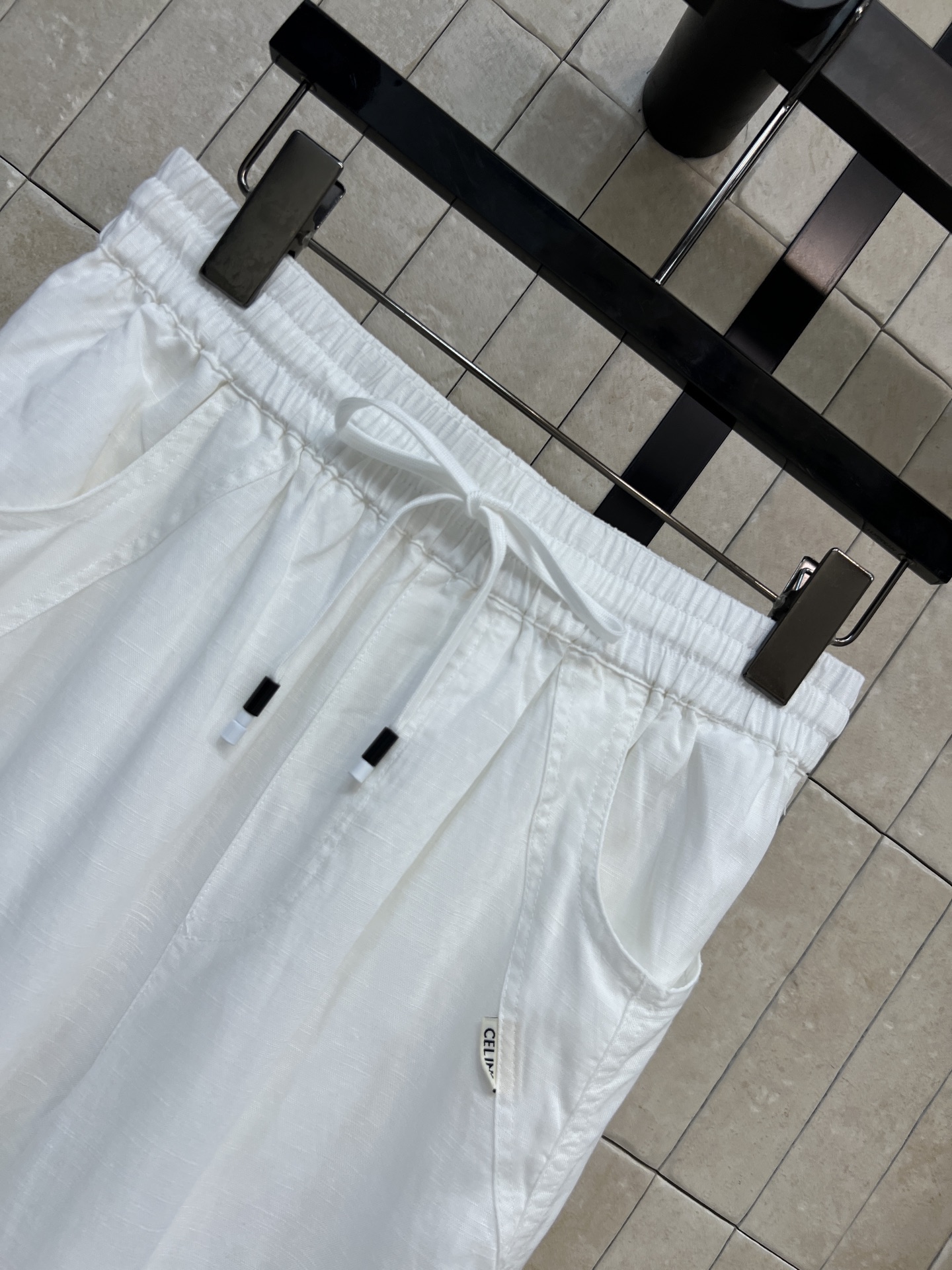 CE家 26春夏新款 抽绳休闲长裤 松紧腰+抽绳设计 宽松阔腿版型垂坠感拉满 利落线条修饰腿型 轻松穿出