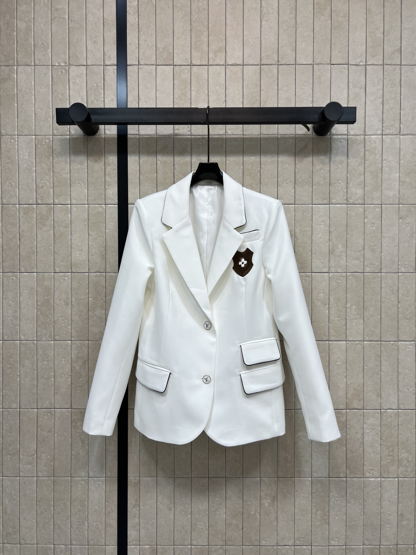 NO:808483,L's new spring and summer 26 V-neck suit jacket V-neck classic design + dark embroidery trim, full of layers, double rows of flap pockets are practical and beautiful, the fabric is stiff, anti-wrinkle and easy to take care of. It can be easily managed in commuting, campus and formal occasions. It looks good with a shirt, knitted inner layer or pleated skirt. Four sizes in one color, Size/S-M-L-XL,, louis vuitton, skirts, jackets & coats, shirts, business suit,19860909L家 26春夏新款 V领西装外套 V领经典设计+深色刺绣边饰 层次感满满 双排翻盖口袋实用又好看面料挺括抗皱易打理 通勤 校园 正式场合都能轻松驾驭 搭配衬衫 针织内搭或百褶裙都很好看 一色四码Size/S-M-L-XL,,louis vuitton,skirts,jackets & coats,shirts,business suit,,Women's clothing