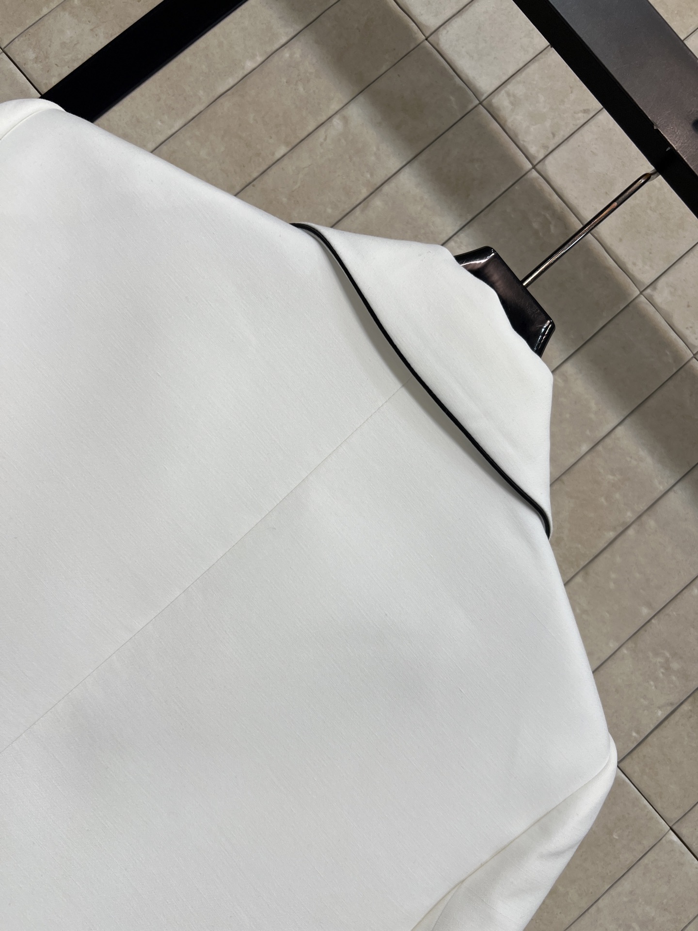 L家 26春夏新款 V领西装外套 V领经典设计+深色刺绣边饰 层次感满满 双排翻盖口袋实用又好看面料挺括
