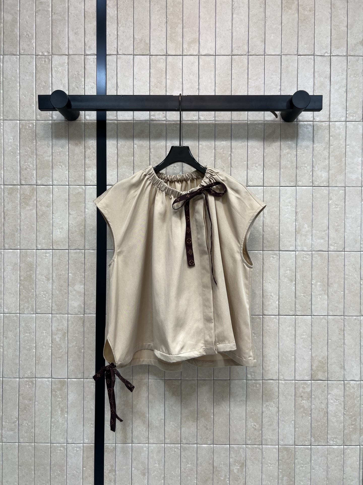 L家 26春夏新款 无袖系带上衣 面料轻薄透气 春夏穿超舒服 领口和侧边撞色系带设计 细节满满层次感宽松