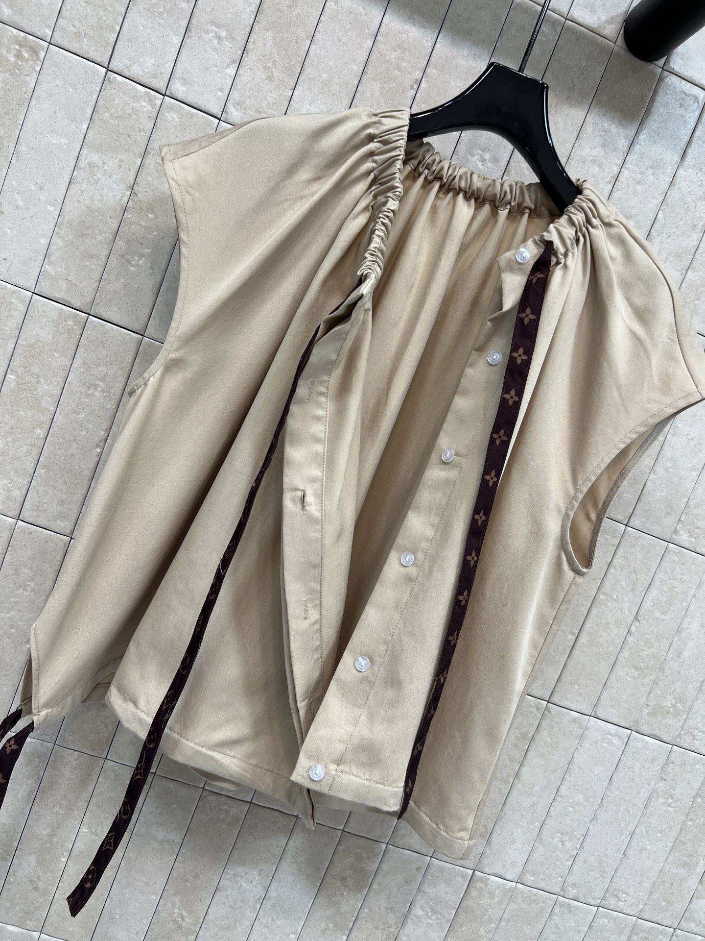 L家 26春夏新款 无袖系带上衣 面料轻薄透气 春夏穿超舒服 领口和侧边撞色系带设计 细节满满层次感宽松
