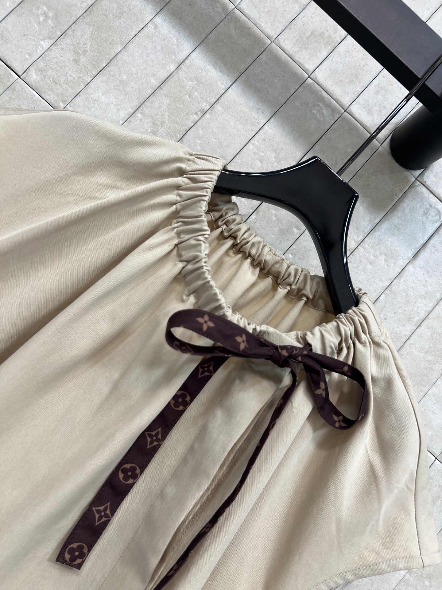 L家 26春夏新款 无袖系带上衣 面料轻薄透气 春夏穿超舒服 领口和侧边撞色系带设计 细节满满层次感宽松