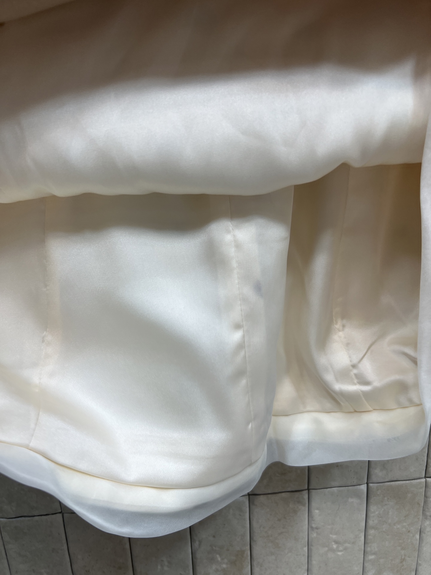 26春夏新款 碎花连衣裙 细碎玫瑰印花 U领木耳边 收腰剪裁修饰身形 裙摆微蓬 梨形身材友好 面料细腻柔