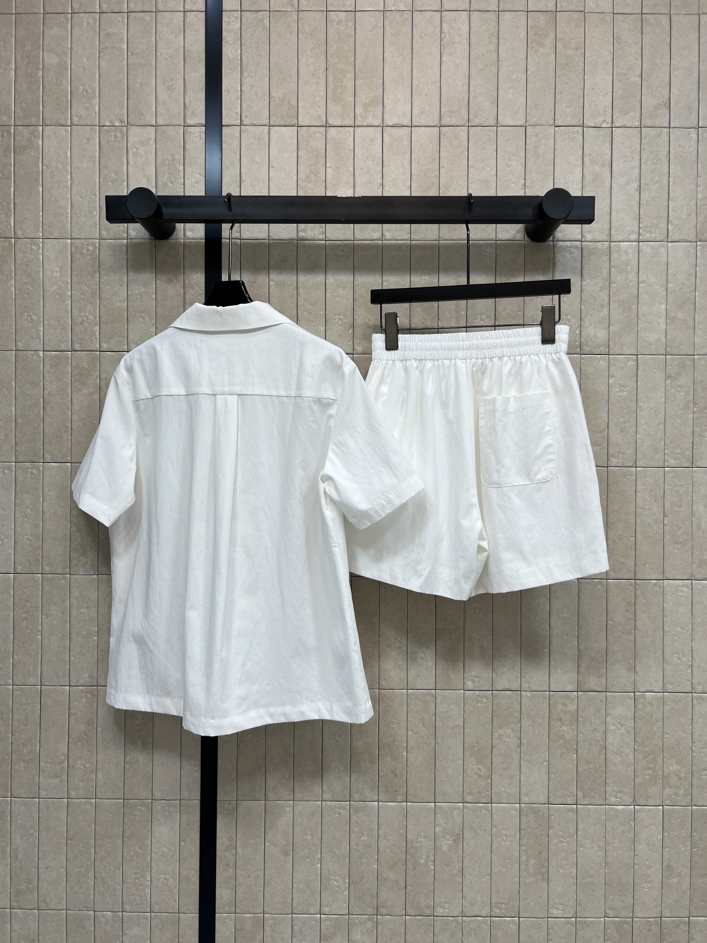 PD家 26春夏新款 白色刺绣套装 翻领短袖衬衫+松紧抽绳短裤 棉质面料透气舒适 衬衫胸前手绘花朵刺绣 