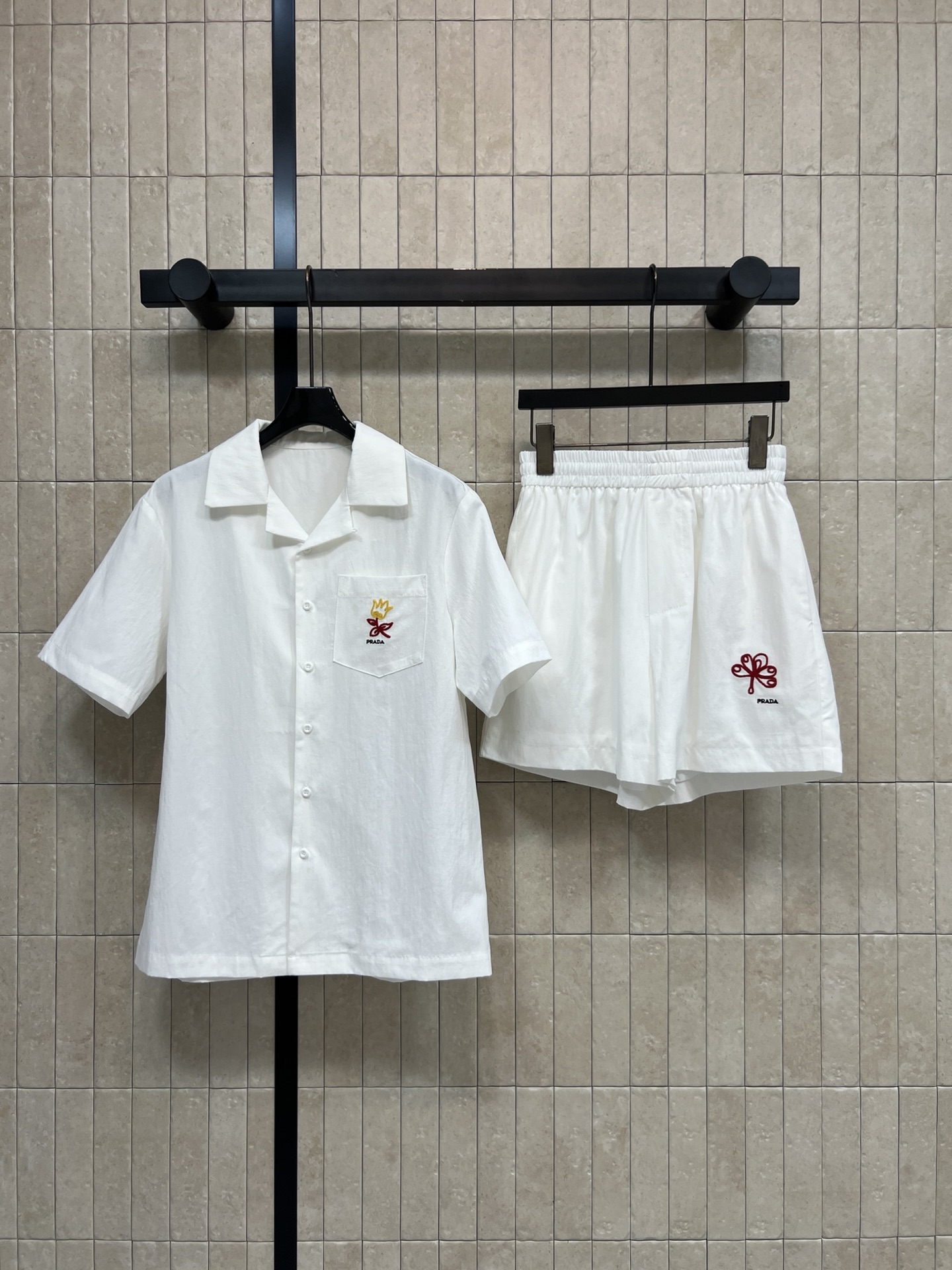 PD家 26春夏新款 白色刺绣套装 翻领短袖衬衫+松紧抽绳短裤 棉质面料透气舒适 衬衫胸前手绘花朵刺绣 