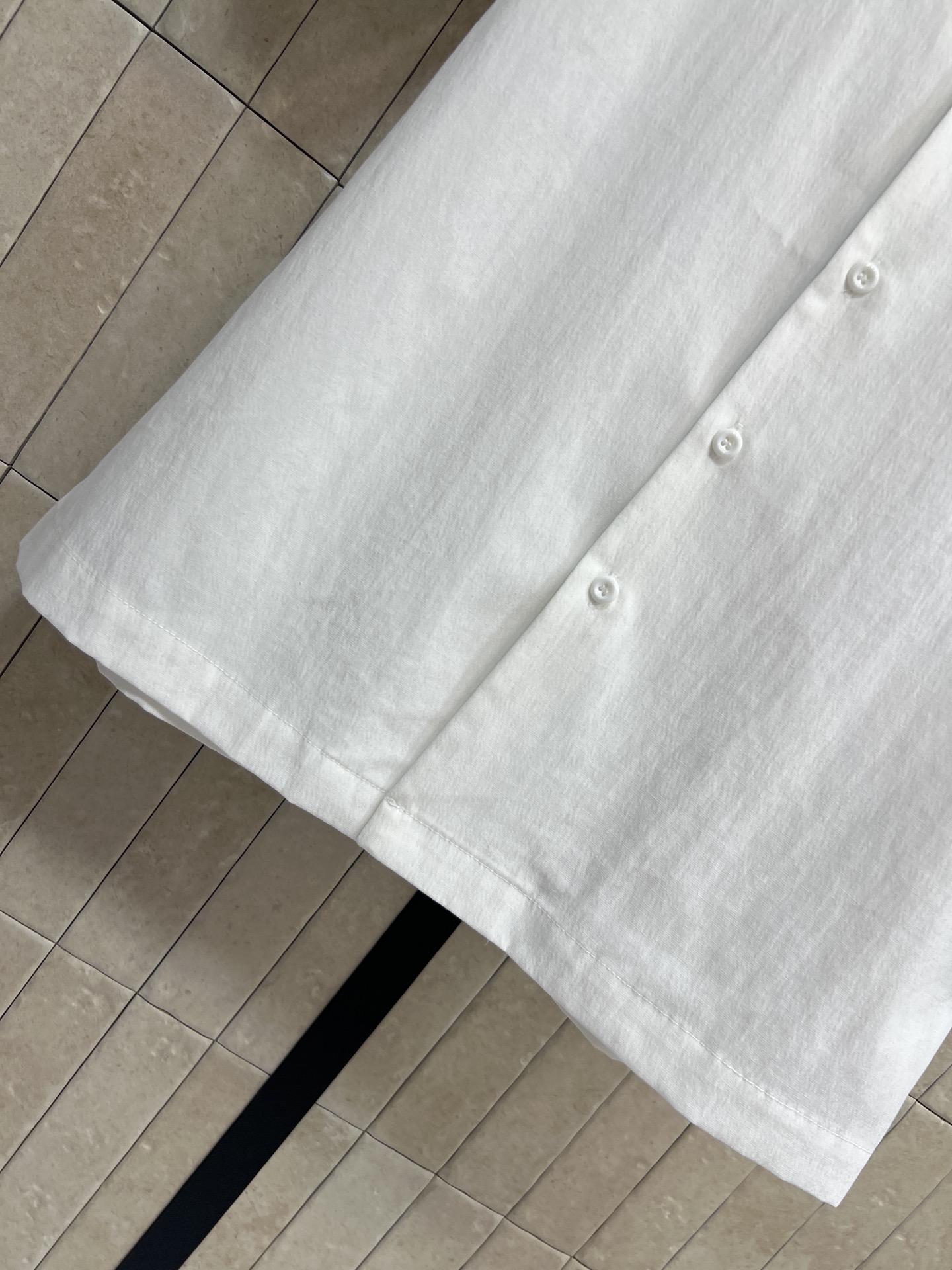 PD家 26春夏新款 白色刺绣套装 翻领短袖衬衫+松紧抽绳短裤 棉质面料透气舒适 衬衫胸前手绘花朵刺绣 