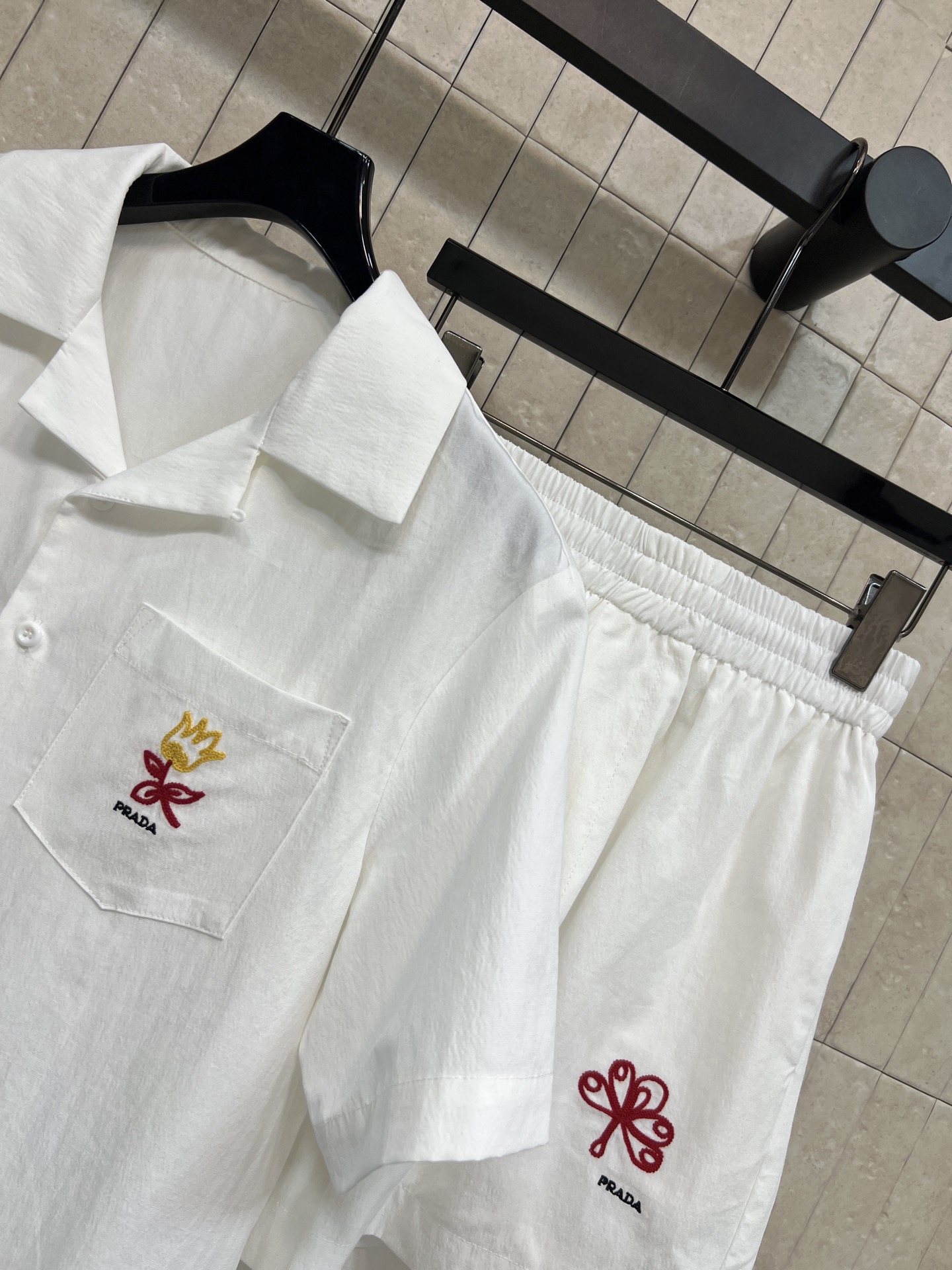 PD家 26春夏新款 白色刺绣套装 翻领短袖衬衫+松紧抽绳短裤 棉质面料透气舒适 衬衫胸前手绘花朵刺绣 