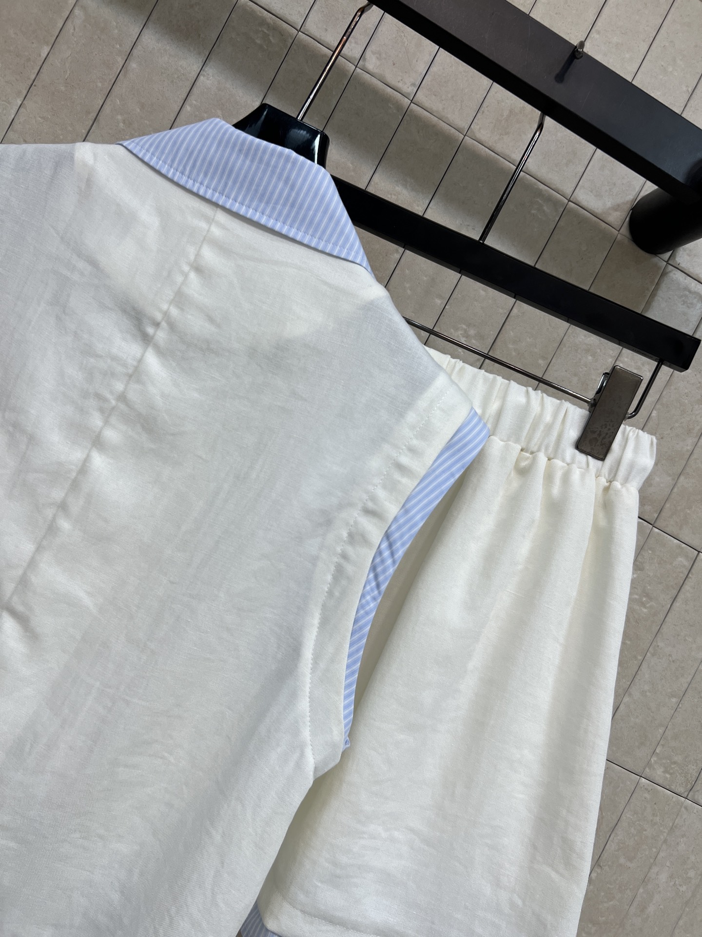 MIU家 26春夏新款 无袖撞色套装 翻领无袖马甲+抽绳短裙 纯棉面料触感软糯亲肤 经典翻领设计 蓝白条