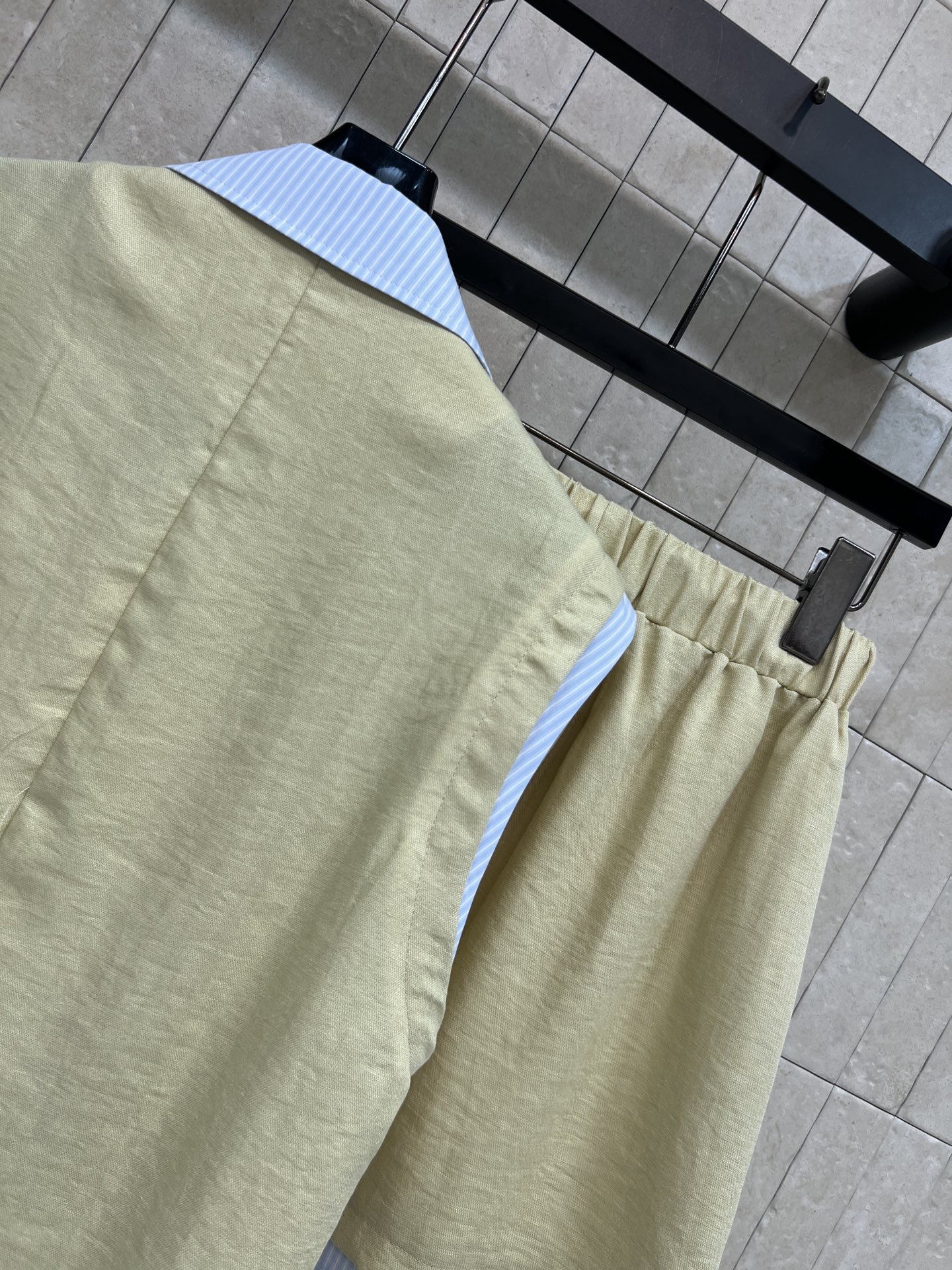 MIU家 26春夏新款 无袖撞色套装 翻领无袖马甲+抽绳短裙 纯棉面料触感软糯亲肤 经典翻领设计 蓝白条