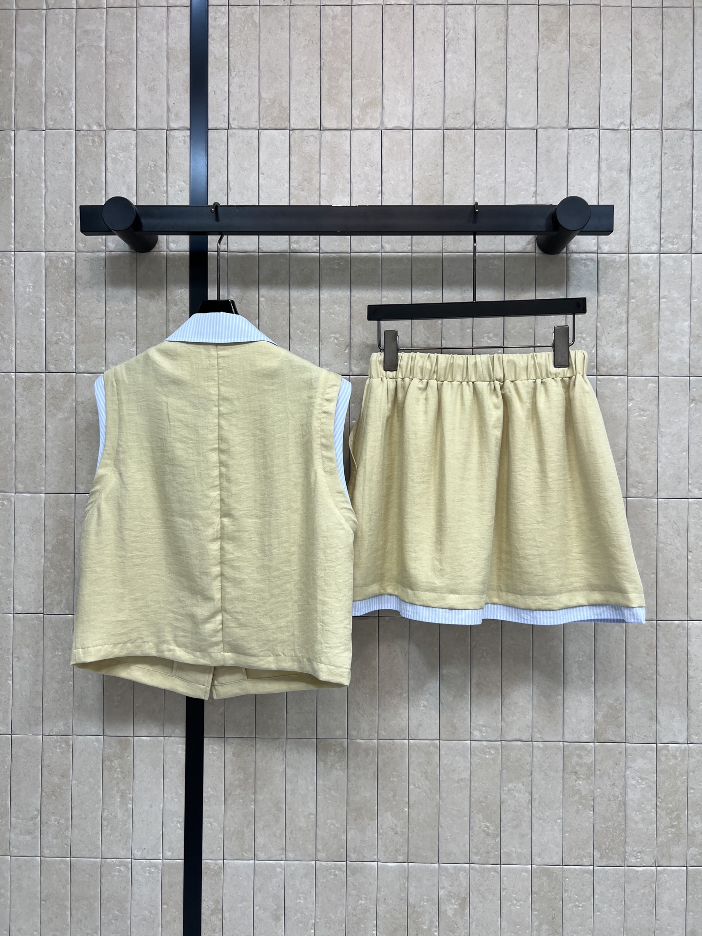MIU家 26春夏新款 无袖撞色套装 翻领无袖马甲+抽绳短裙 纯棉面料触感软糯亲肤 经典翻领设计 蓝白条
