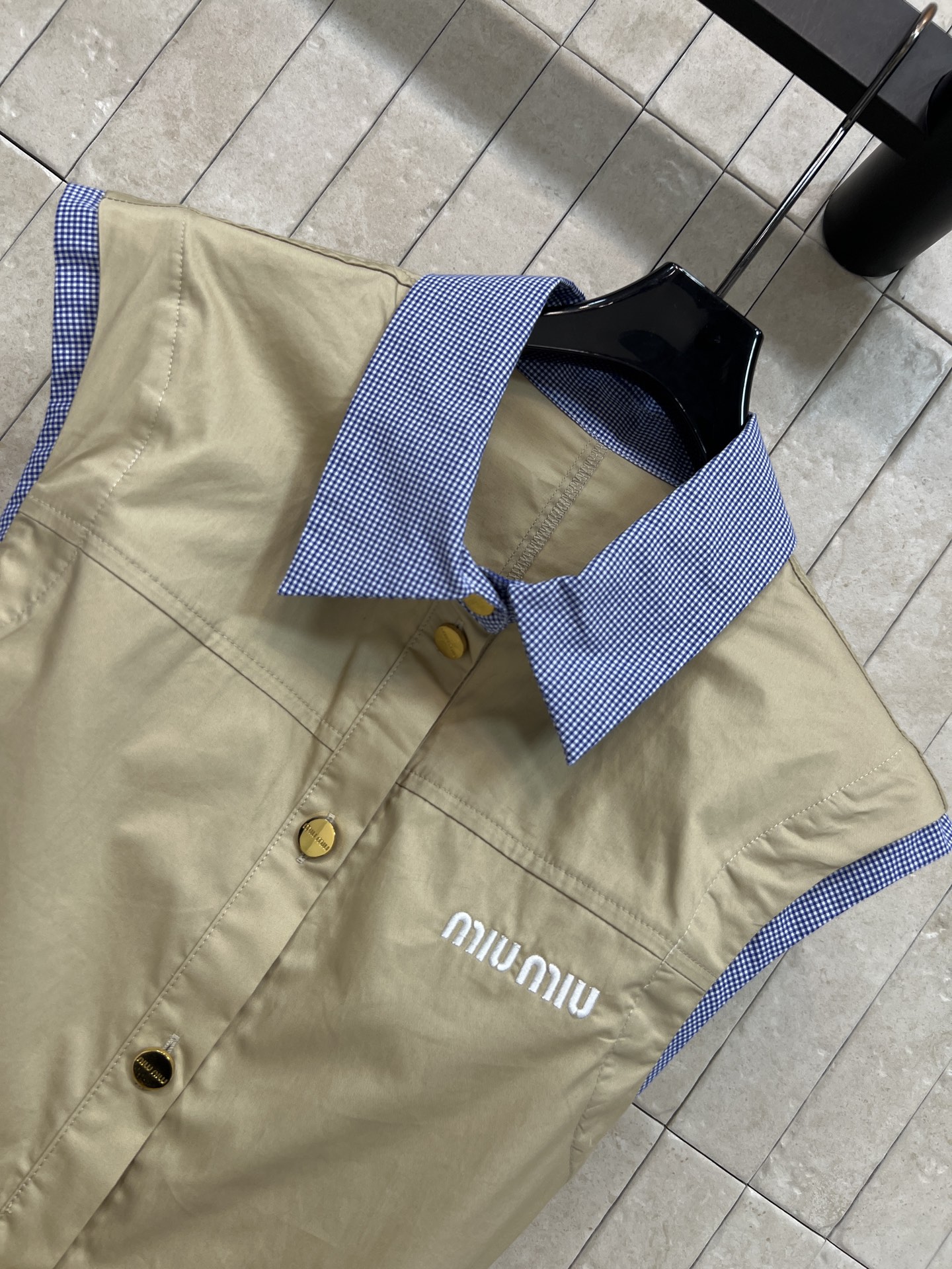 MIU家 26春夏新款 无袖收腰连衣裙​​ 采用挺括棉质面料 搭配细格纹拼接领 收腰设计+同色腰带 轻松