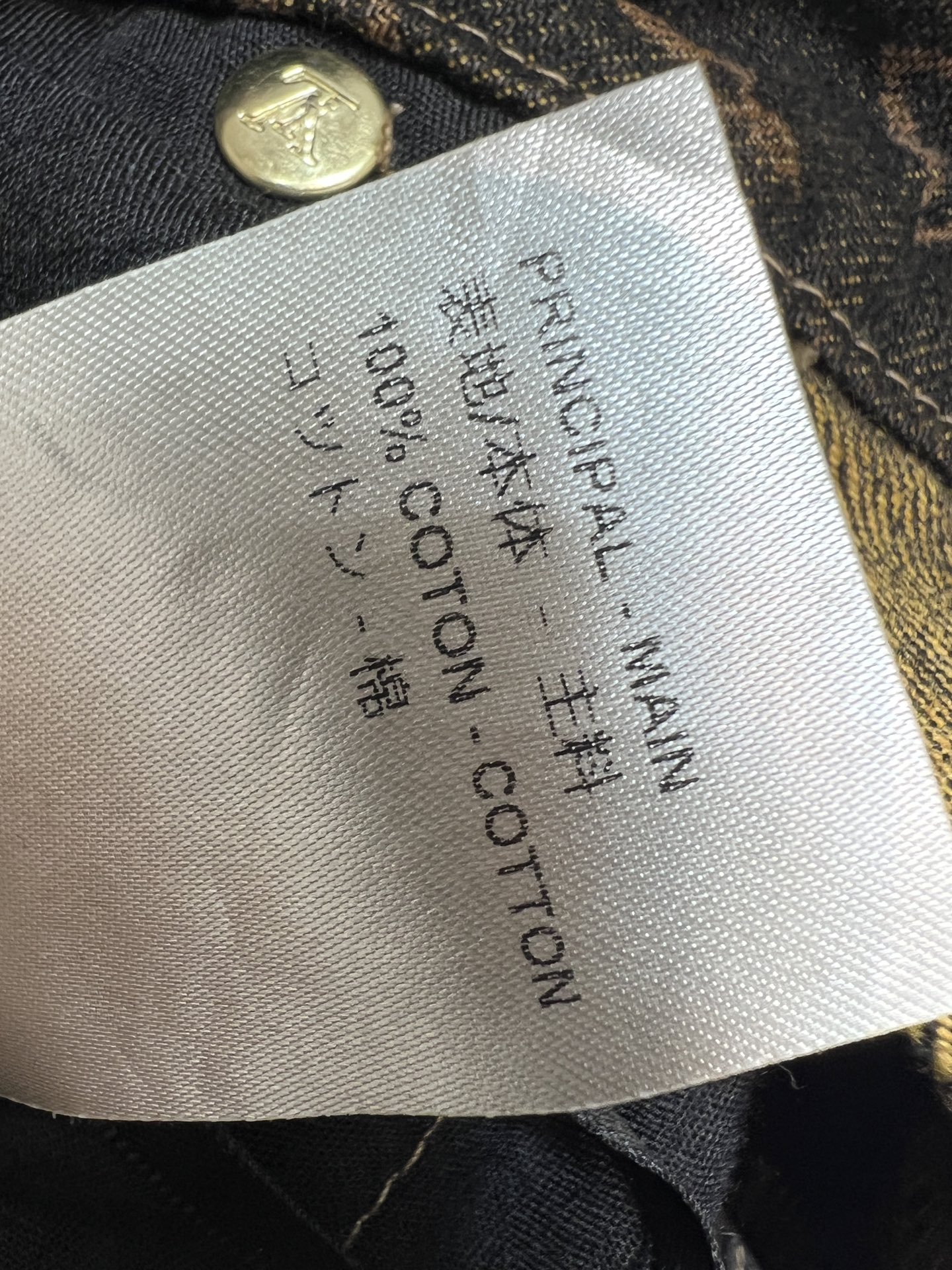 L家 26春夏新款 老花高腰牛仔短裙 牛仔挺括面料 下摆鱼尾百褶剪裁 层次感满满 修饰臀腿线条超显瘦 金