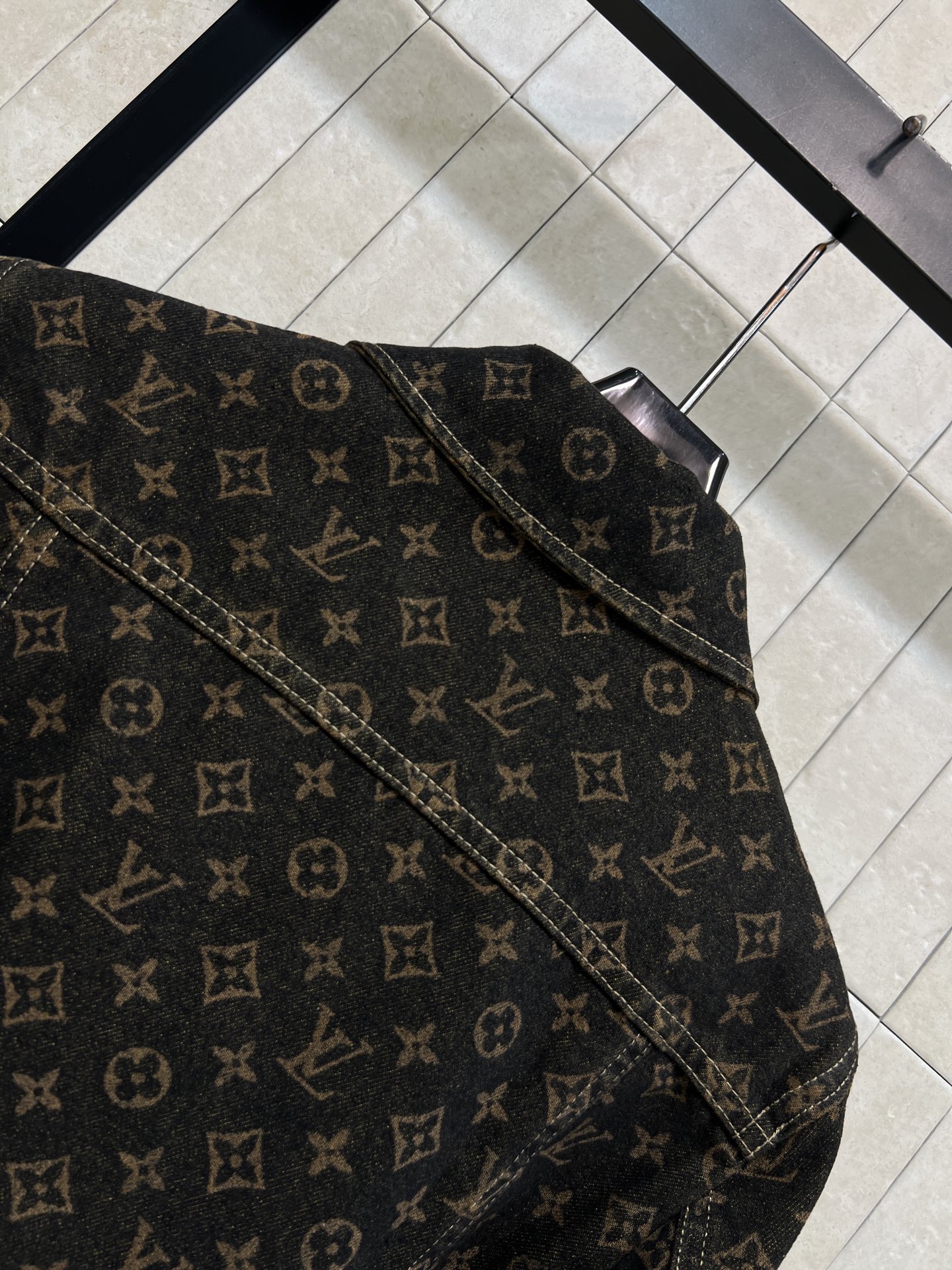 L家 26春夏新款 老花短款牛仔外套 经典logo满印 高品质牛仔面料 挺括不软塌 拉链+翻领+对称口袋