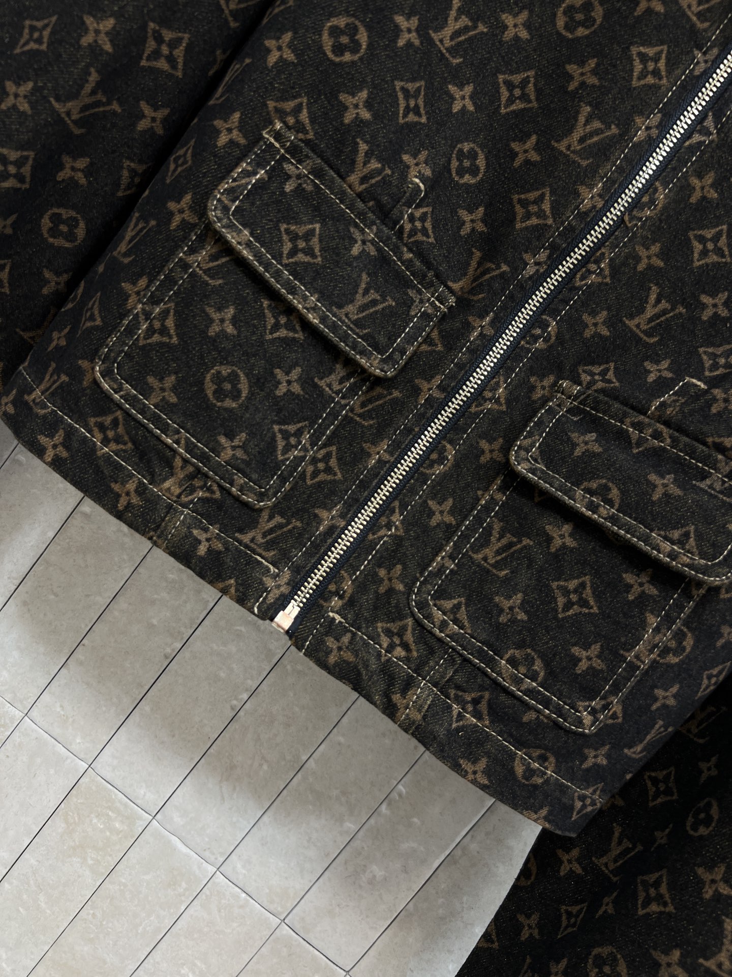 L家 26春夏新款 老花短款牛仔外套 经典logo满印 高品质牛仔面料 挺括不软塌 拉链+翻领+对称口袋