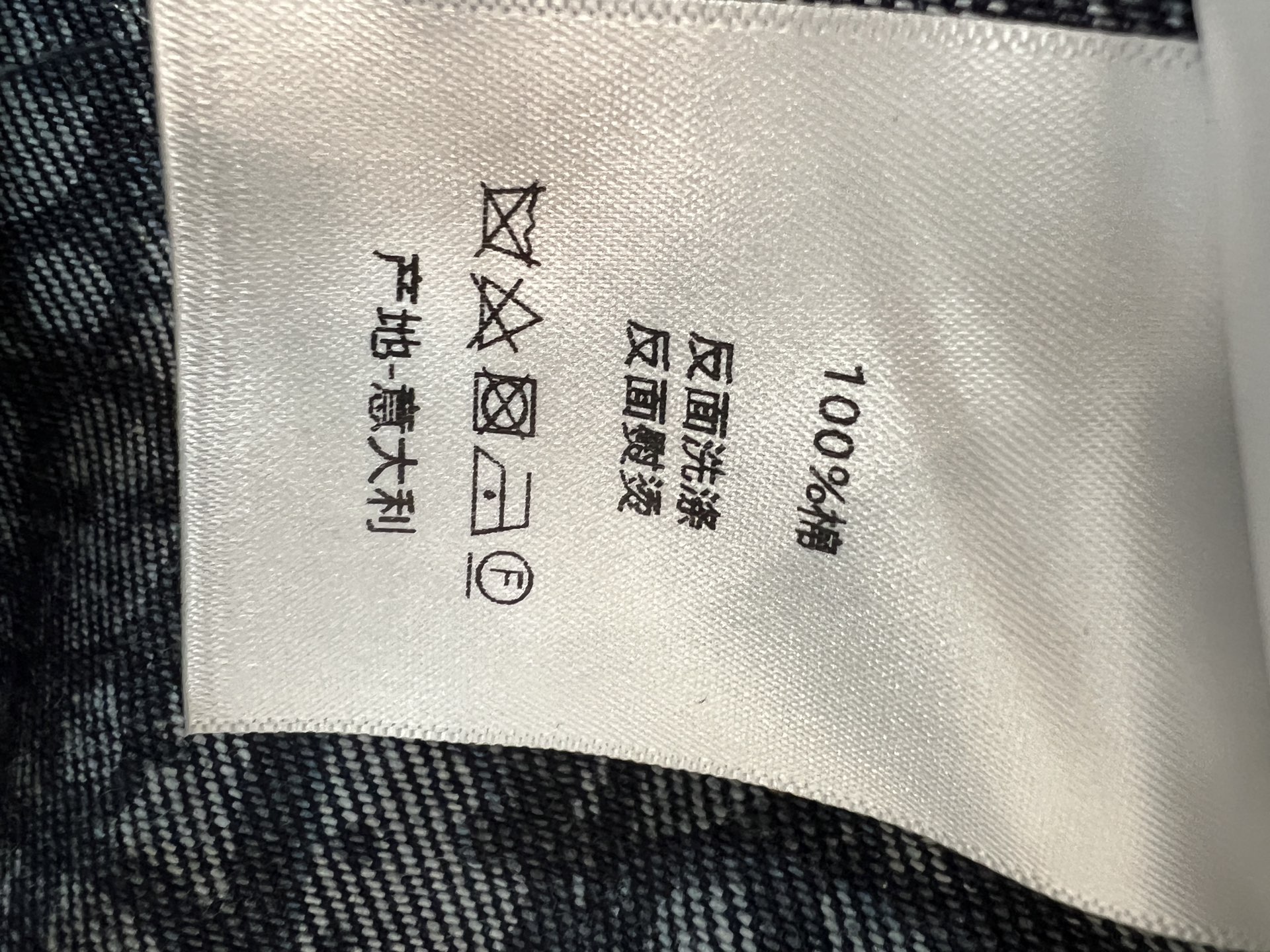 D家 26春夏新款 牛仔连衣裙 纯棉面料 纹理细腻挺括 棉感自然 无袖+正面金属纽扣 腰间同系列腰带 剪