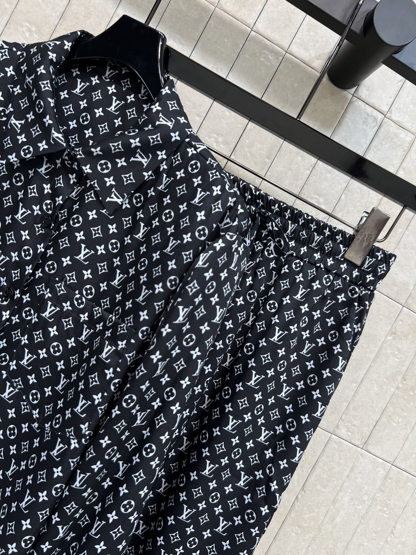 L家 26春夏新款 老花衬衫套装 翻领衬衫+高腰长裤 顺滑透气面料 上身轻薄无负担 翻领单排扣衬衫 宽松