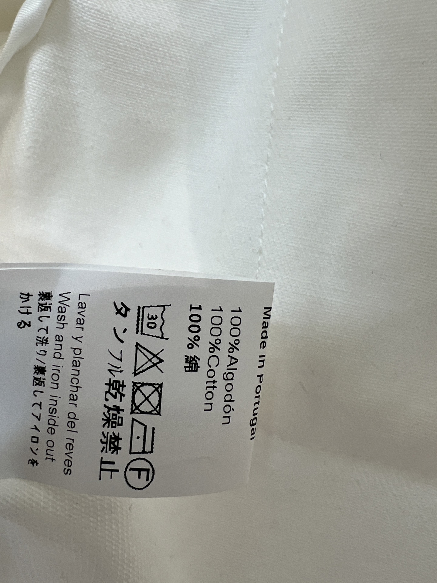 LW家 26春夏新款 白色刺绣牛仔衬衫 纯棉牛仔面料 短款高腰版型 轻松拉高腰线 单排同色系纽扣 隐形不